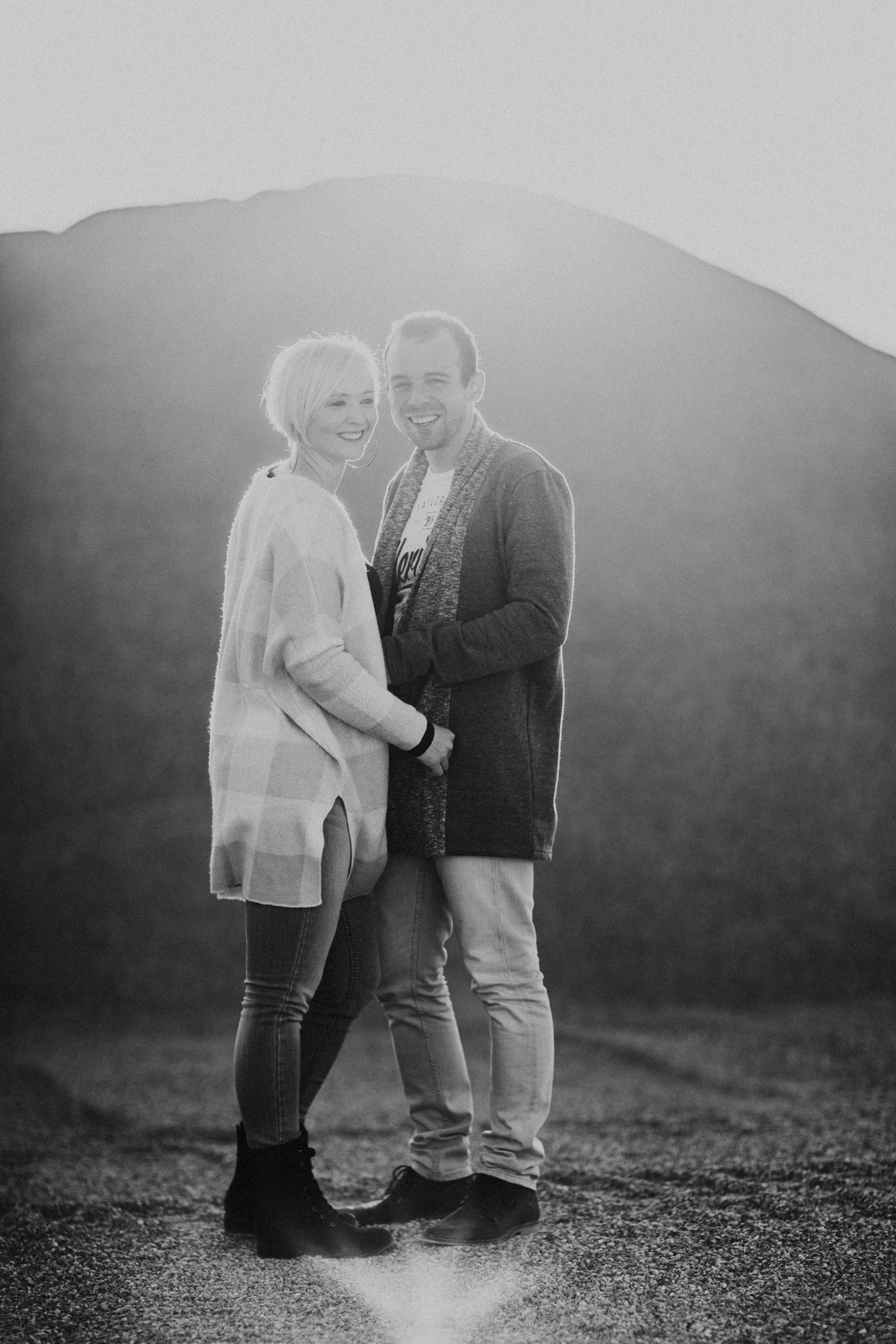 Paarshooting Aargau Schweiz Paarfotos natürlich ungestellt authentisch Fotografin Kieswerk Sanddünen Kiesgrube Verlobungsshooting