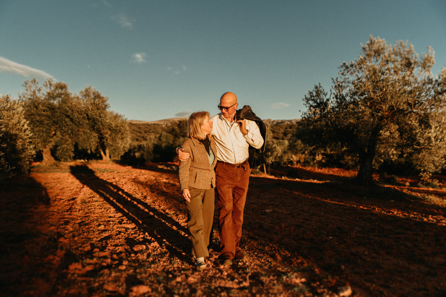 Paarshooting Andalusien Schweiz natürliche authentische ungestellte Paarfotos Sonnenuntergang Fotografin altes Paar Senioren