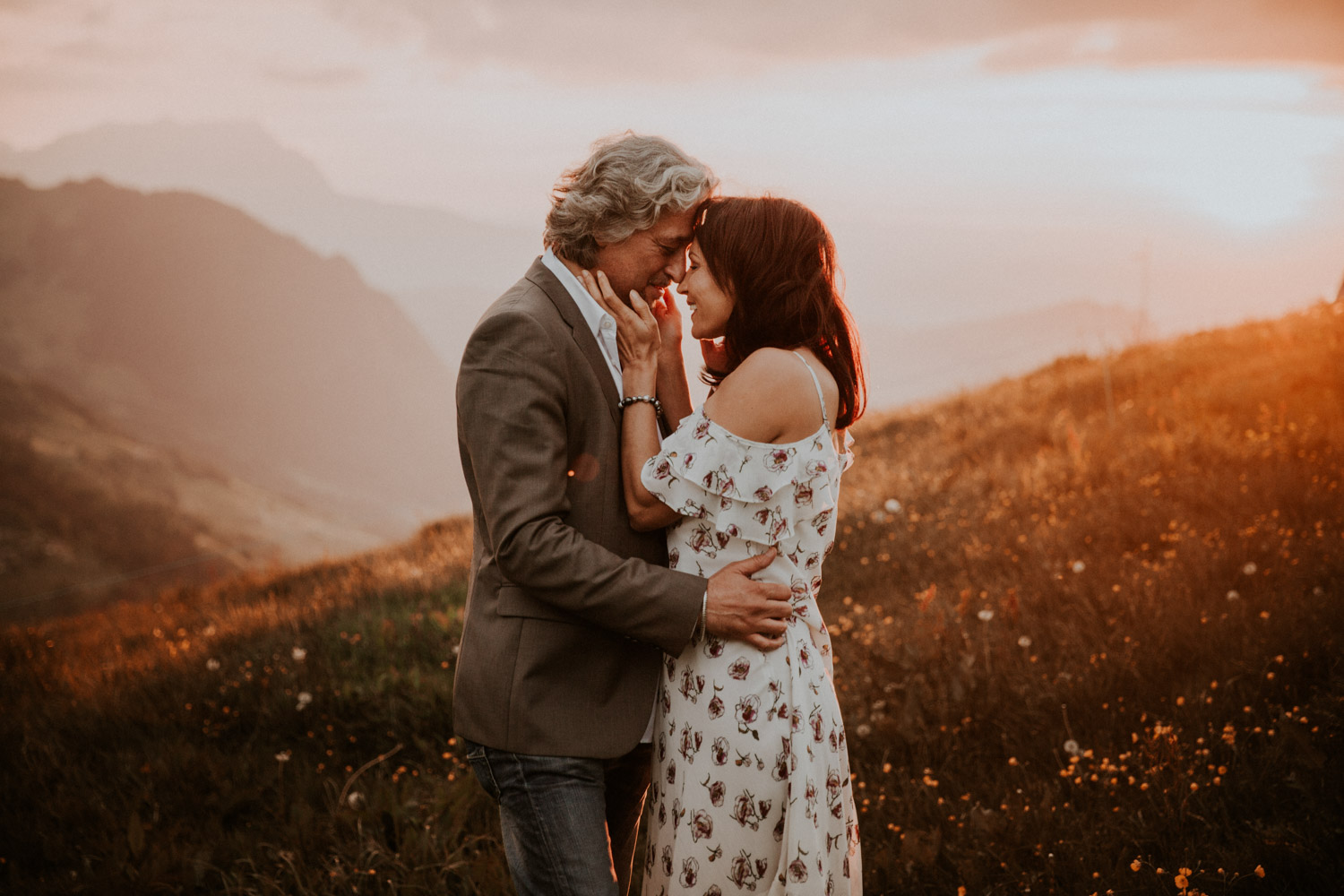 Paarshooting in den Bergen Schweiz Paarfotografin Hochzeitsfotografin Paarfotos Niederbauen-Chulm Bergshooting