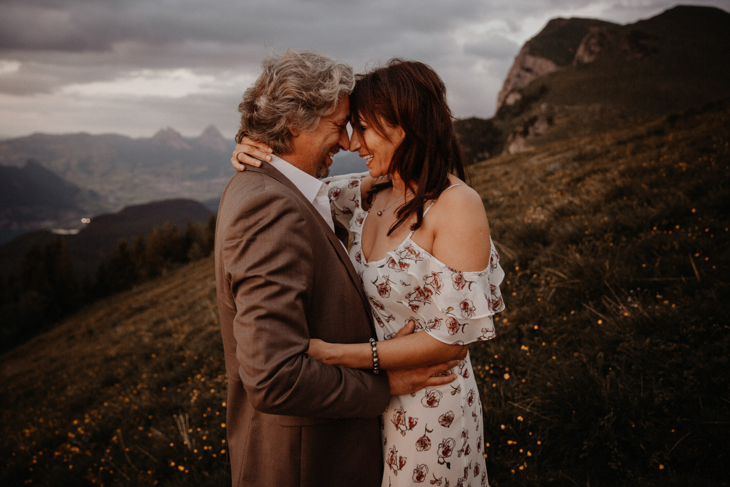 Paarshooting in den Bergen Schweiz Paarfotografin Hochzeitsfotografin Paarfotos Niederbauen-Chulm Bergshooting