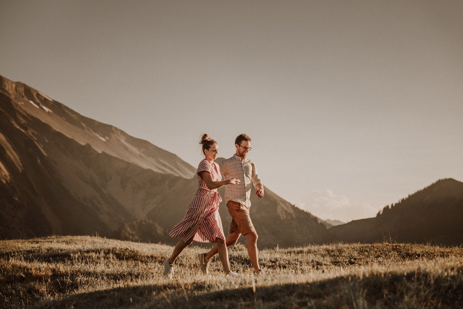 After Wedding Shooting Paarshooting in den Bergen Hochzeitsfotografin Niederbauen Chulm Paarfotos Brautkleid Schweiz Nidwalden