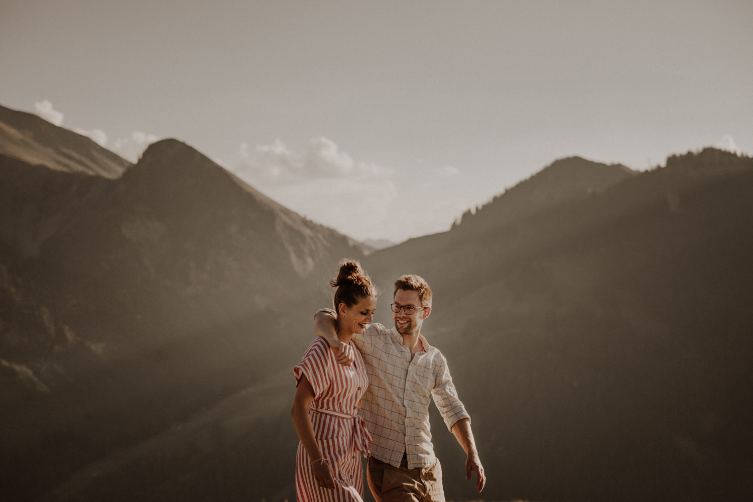 After Wedding Shooting Paarshooting in den Bergen Hochzeitsfotografin Niederbauen Chulm Paarfotos Brautkleid Schweiz Nidwalden