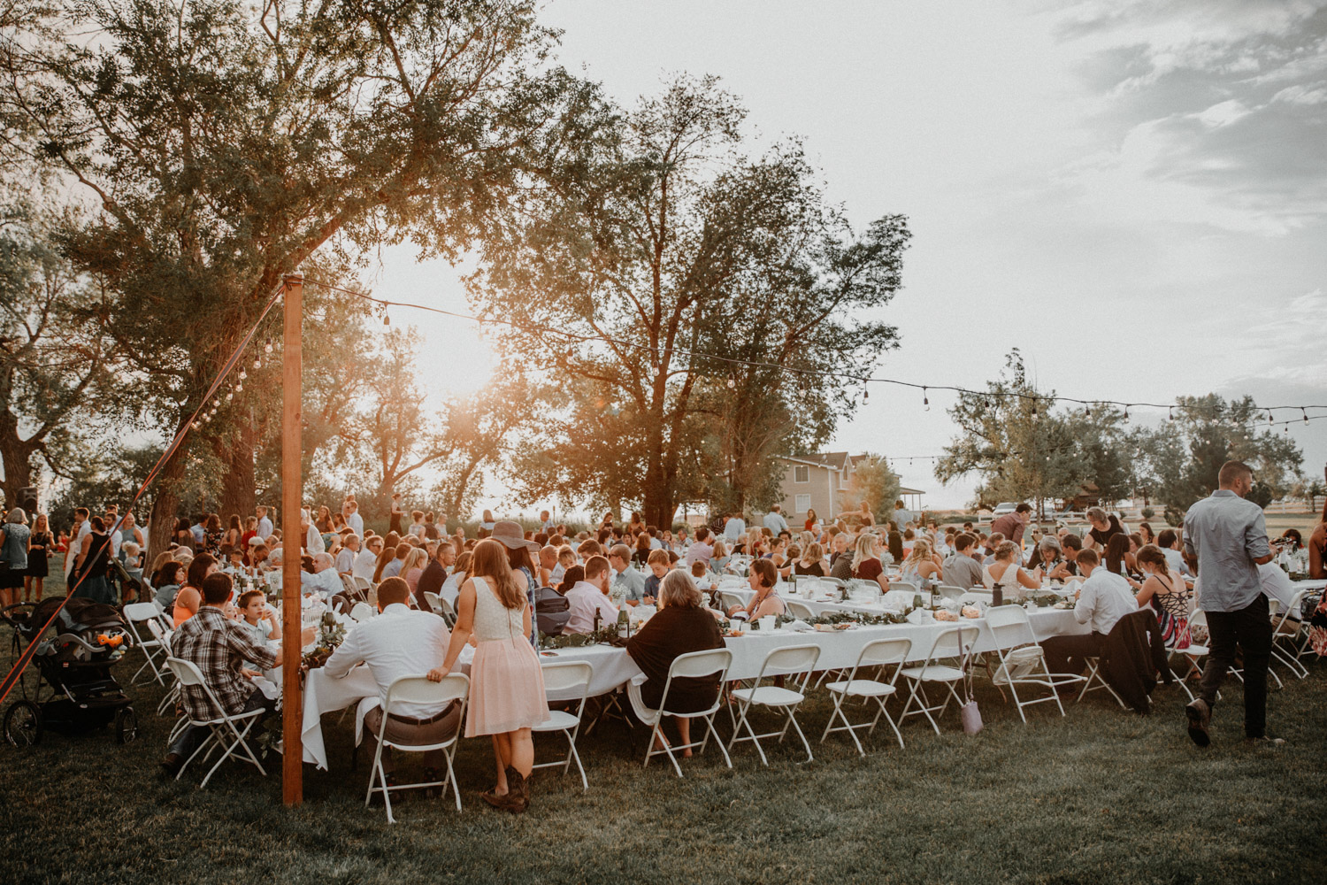 Tabitha Roth Schweizer Hochzeitsfotografin  USA Colorado destination wedding outdoor Lichterketten Abendessen