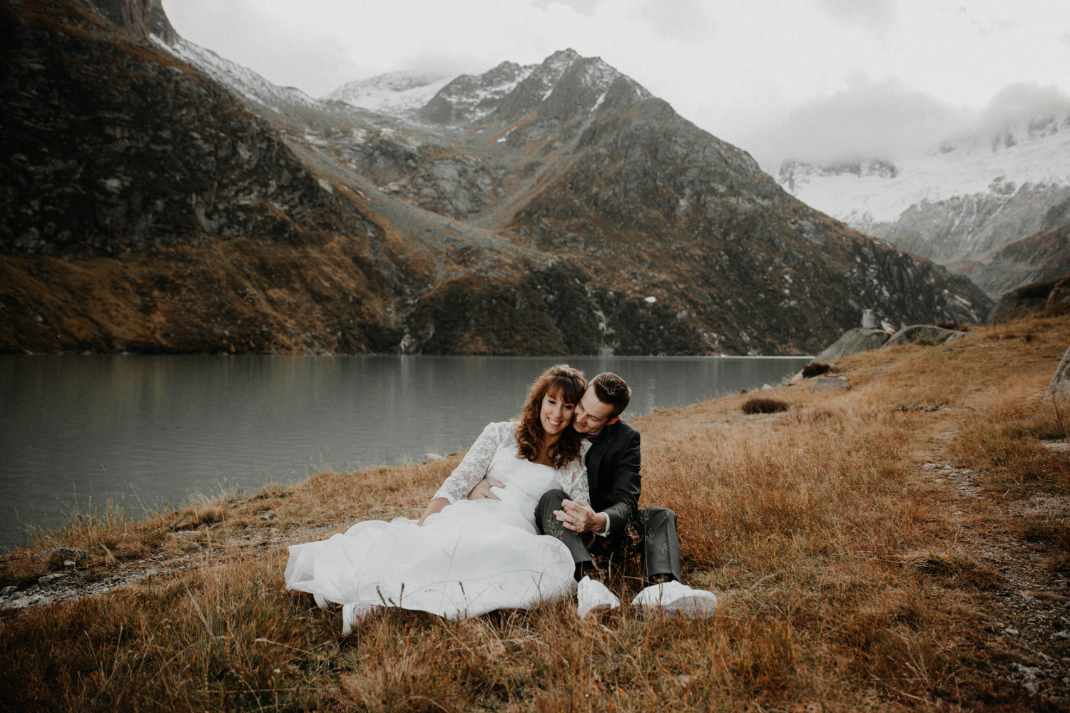 Paarshooting Brautpaarshooting Aftershooting in Schweizer Bergen Alpen Göscheneralp Göscheneralpsee Elopement Switzerland Hochzeitsshooting