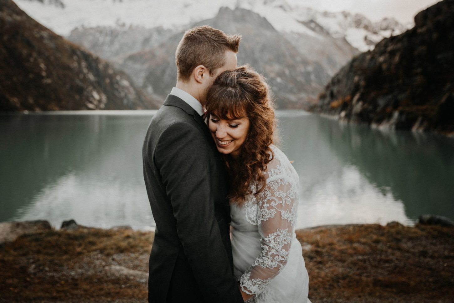 Paarshooting Brautpaarshooting Aftershooting in Schweizer Bergen Alpen Göscheneralp Göscheneralpsee Elopement Switzerland Hochzeitsshooting