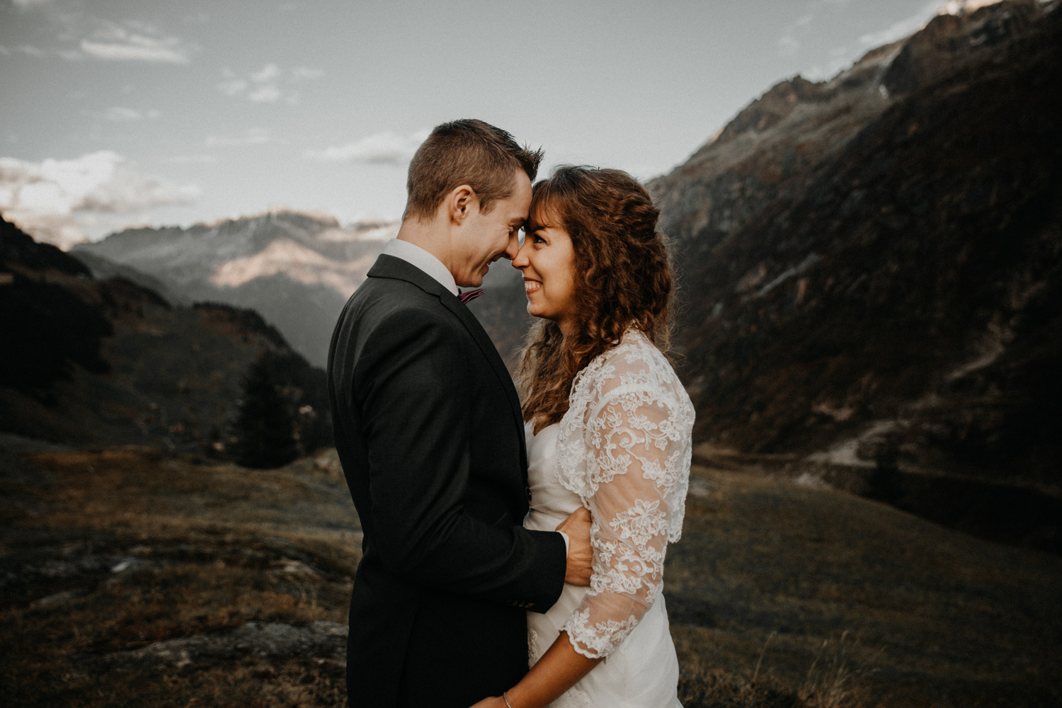 Paarshooting Brautpaarshooting Aftershooting in Schweizer Bergen Alpen Göscheneralp Göscheneralpsee Elopement Switzerland Hochzeitsshooting