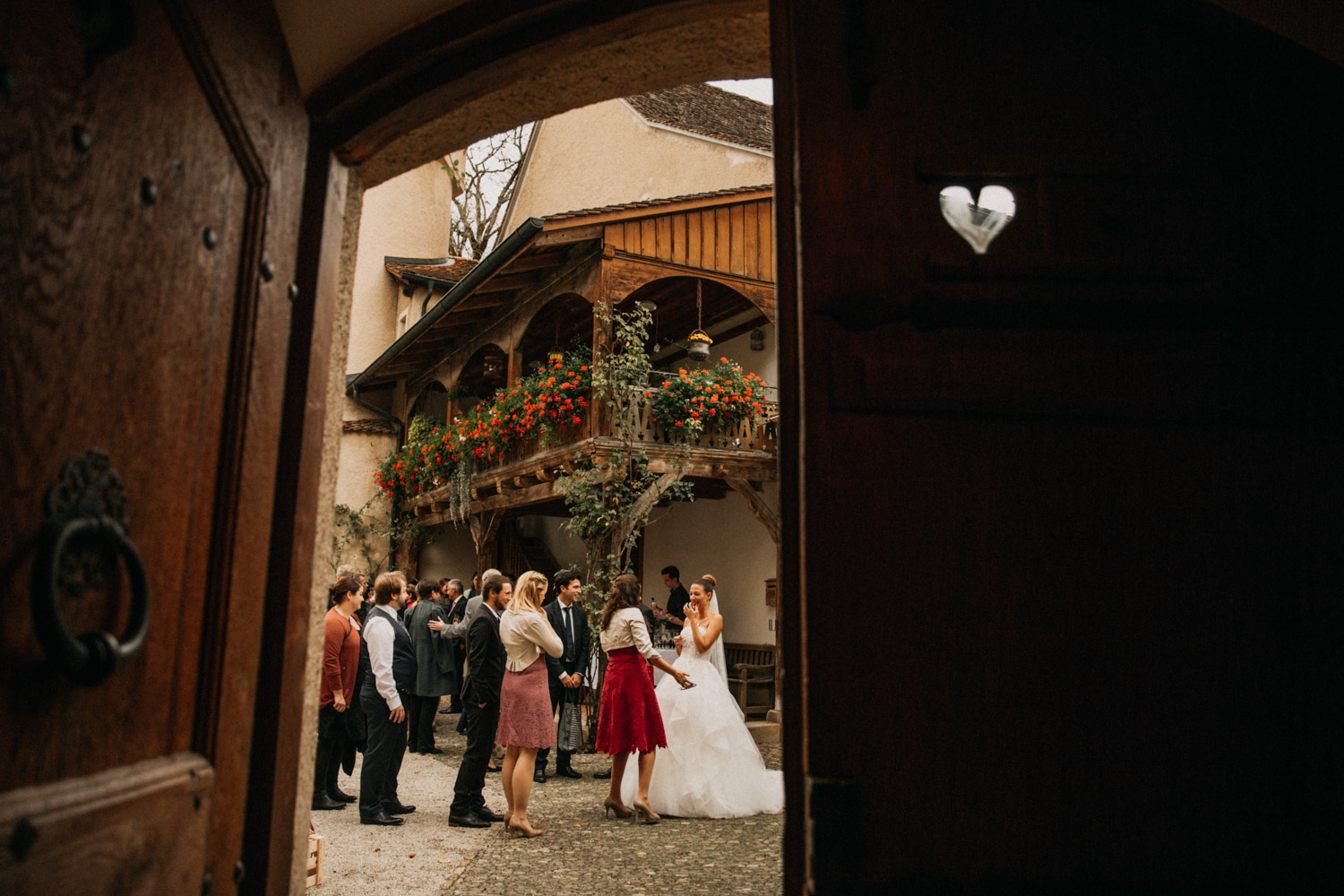 Hochzeitsfotografie Basel Schweiz Schloss Wildenstein Outdoor Trauung Freie Trauung Apéro
