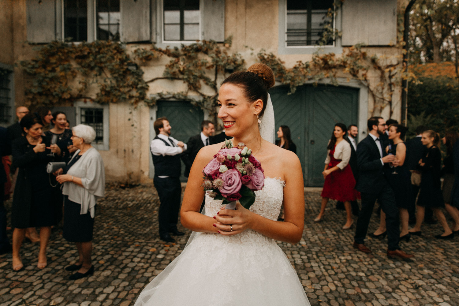 Hochzeitsfotografie Basel Schweiz Schloss Wildenstein Brautstrauss werfen