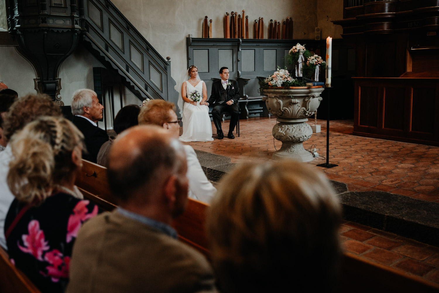 Hochzeitsfotografin Bern Schweiz Interlaken kirchliche Trauung Brautpaar emotional