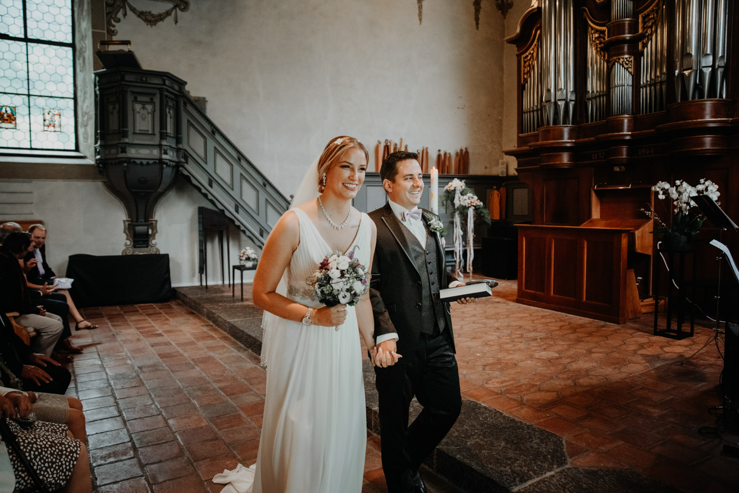Hochzeitsfotografin Bern Schweiz Interlaken kirchliche Trauung Brautpaar Auszug