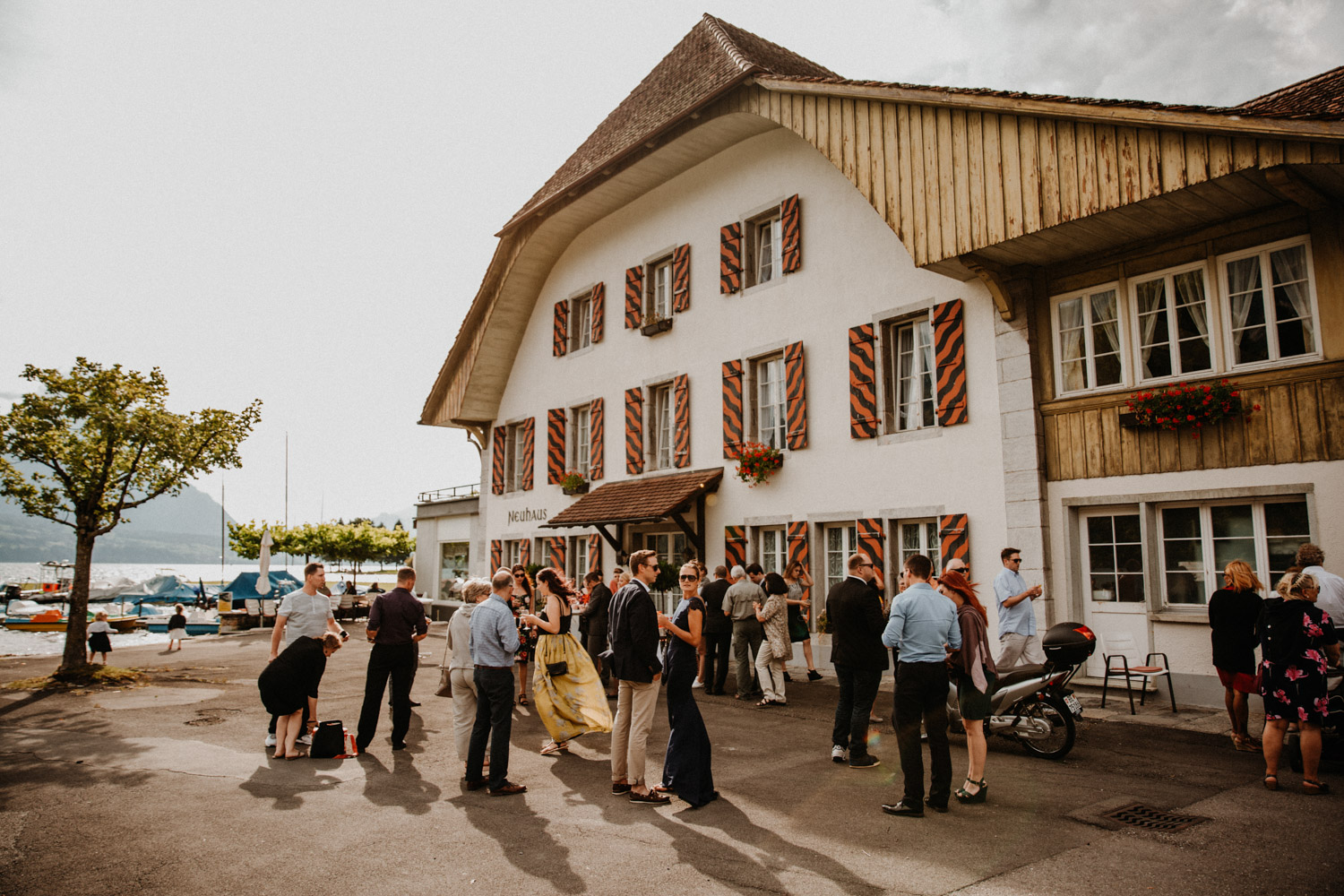 Hochzeitsfotografin Bern Schweiz Interlaken Apéro Hochzeitsgäste Hotel Neuhaus Unterseen