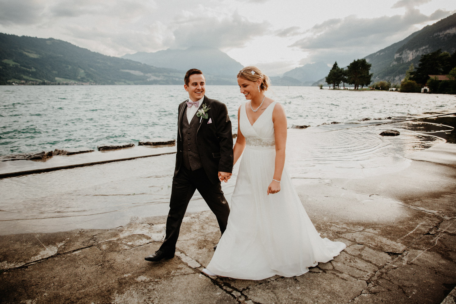 Hochzeitsfotografin Bern Schweiz Interlaken Brautpaarshooting natürliche Hochzeitsfotos Thunersee