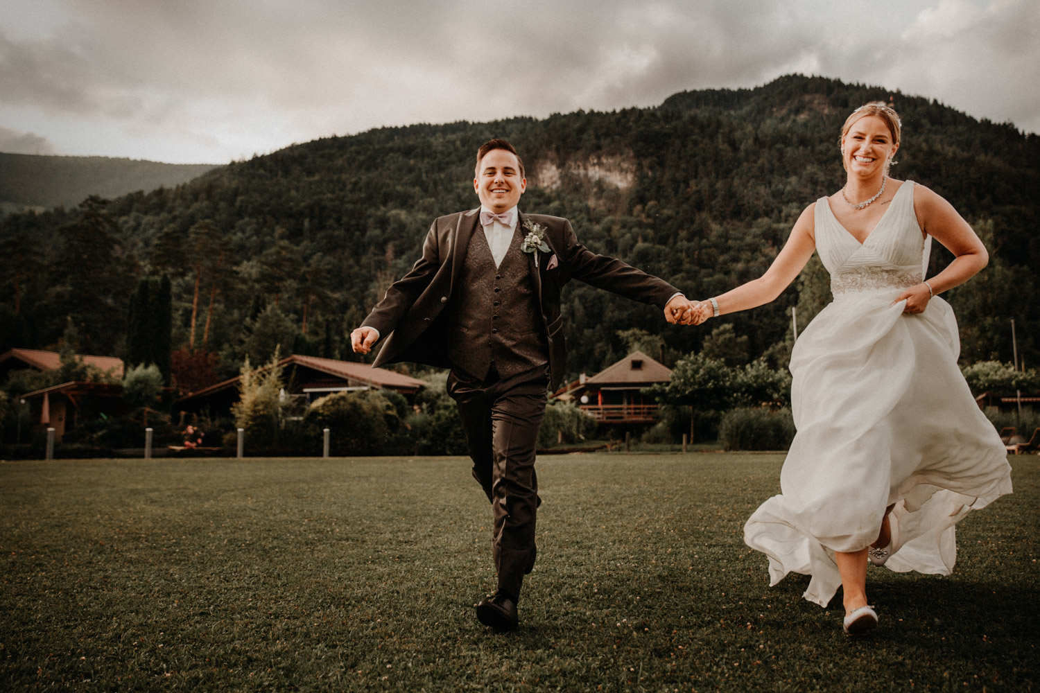 Hochzeitsfotografin Bern Schweiz Interlaken Brautpaarshooting natürliche Hochzeitsfotos Thunersee Hotel Neuhaus Unterseen