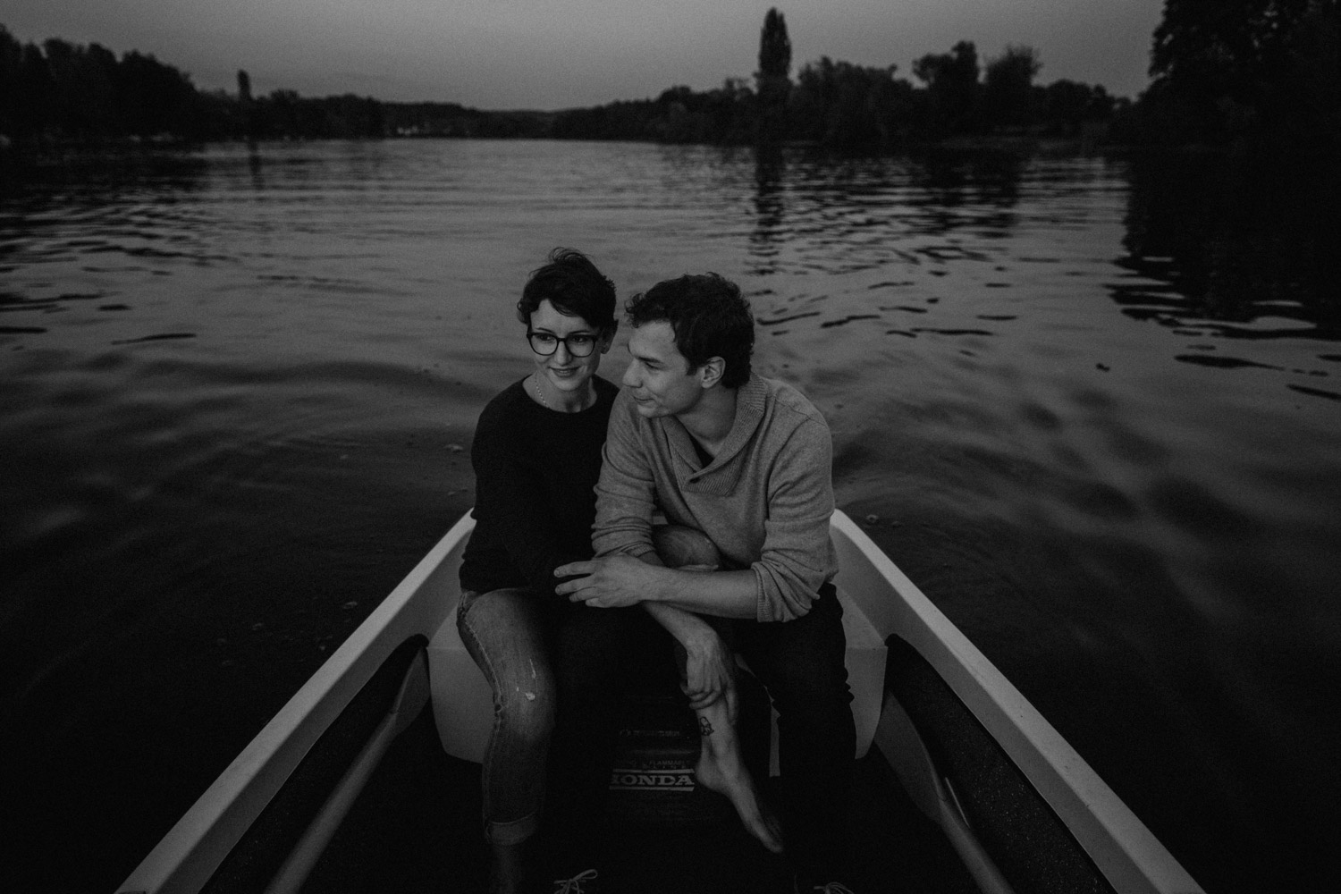 Couple shoot in Switzerland river rowing boat sunset summer whine romantic unposed natural