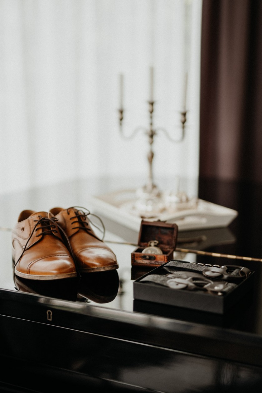 Industrial Vintage Hochzeit in Basel Hochzeitsfotografin Schweiz Getting Ready Bräutigam Schuhe Uhr Lay Flat