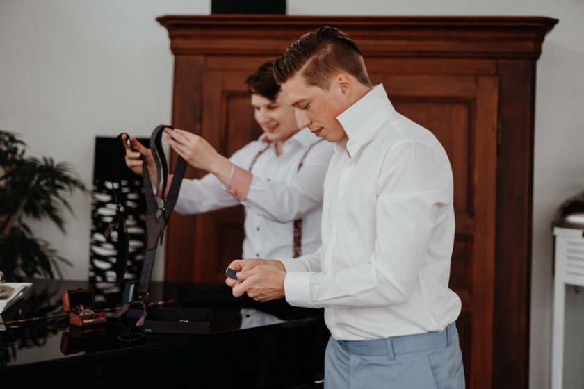 Industrial Vintage Hochzeit in Basel Hochzeitsfotografin Schweiz Getting Ready Bräutigam