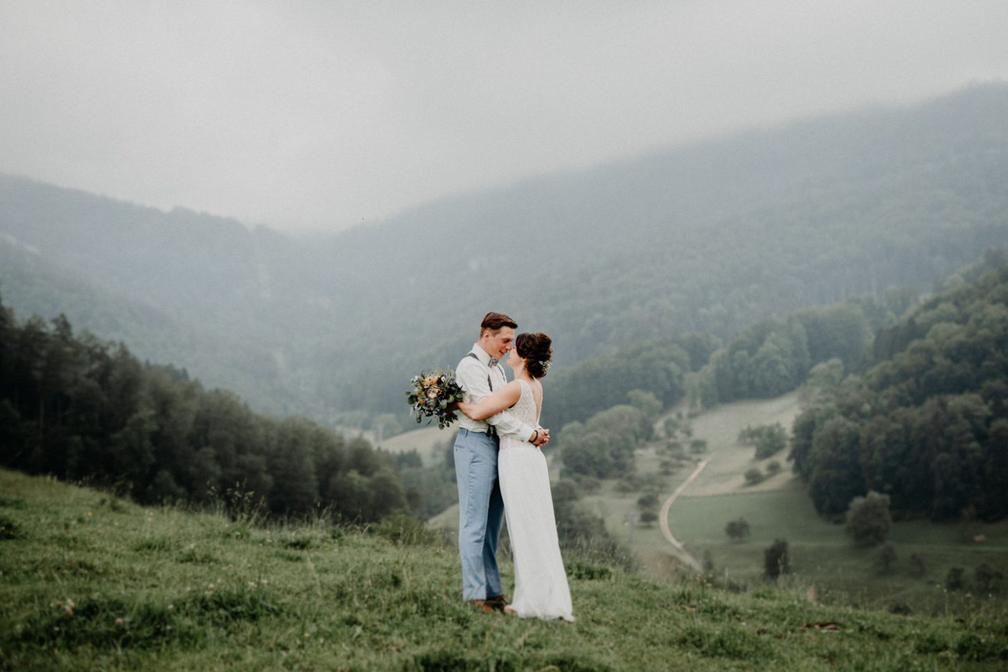 Industrial Vintage Hochzeit in Basel Hochzeitsfotografin Schweiz Hof Hoggen Reigoldswil Bauernhofhochzeit Brautpaarshooting Berge natürlich ungestellt emotional