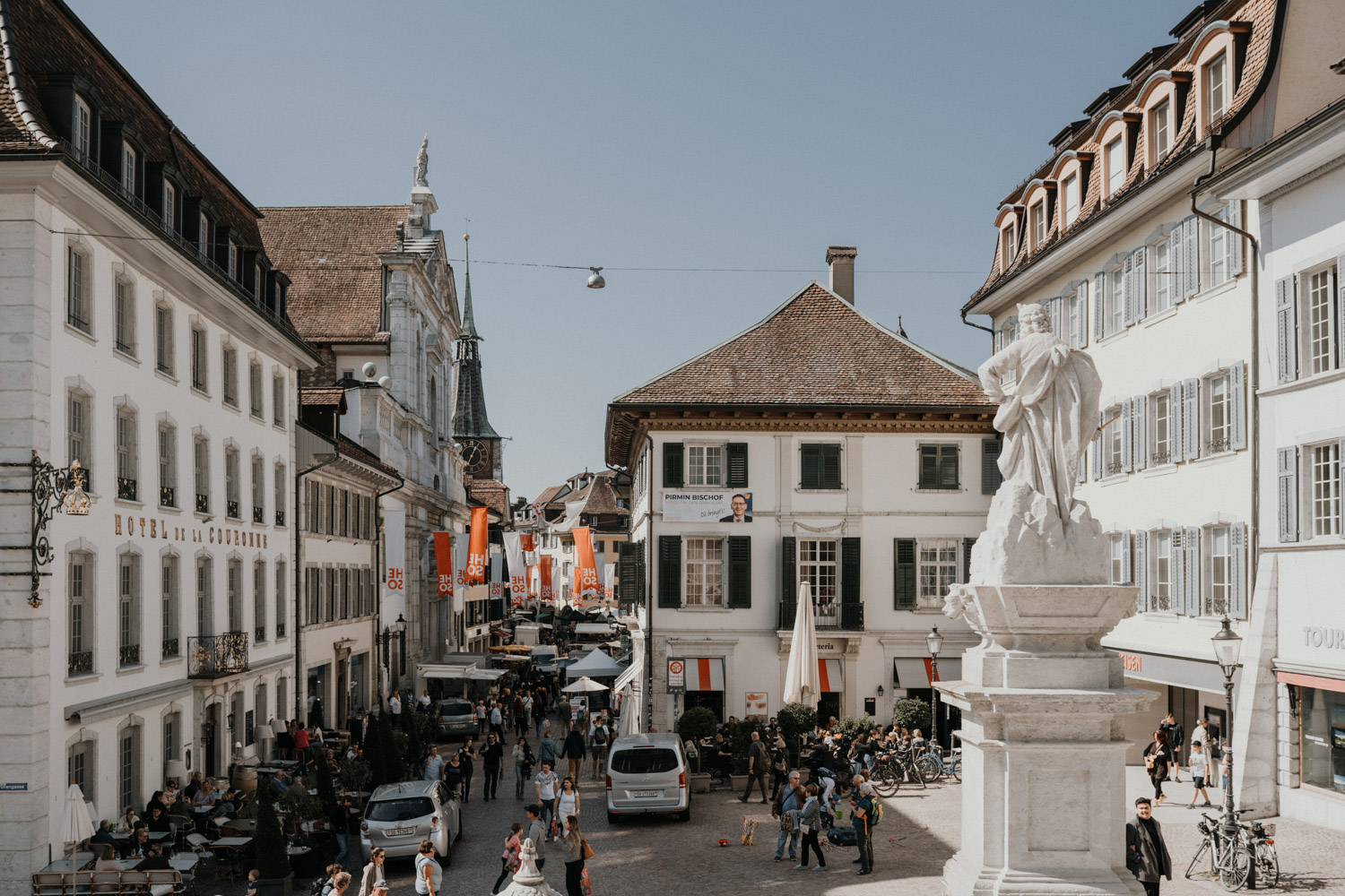 Hochzeitsfotograf in der St.Ursen-Kathedrale Solothurn Schweiz freie Trauung Altstadt natürliche Hochzeitsfotografie