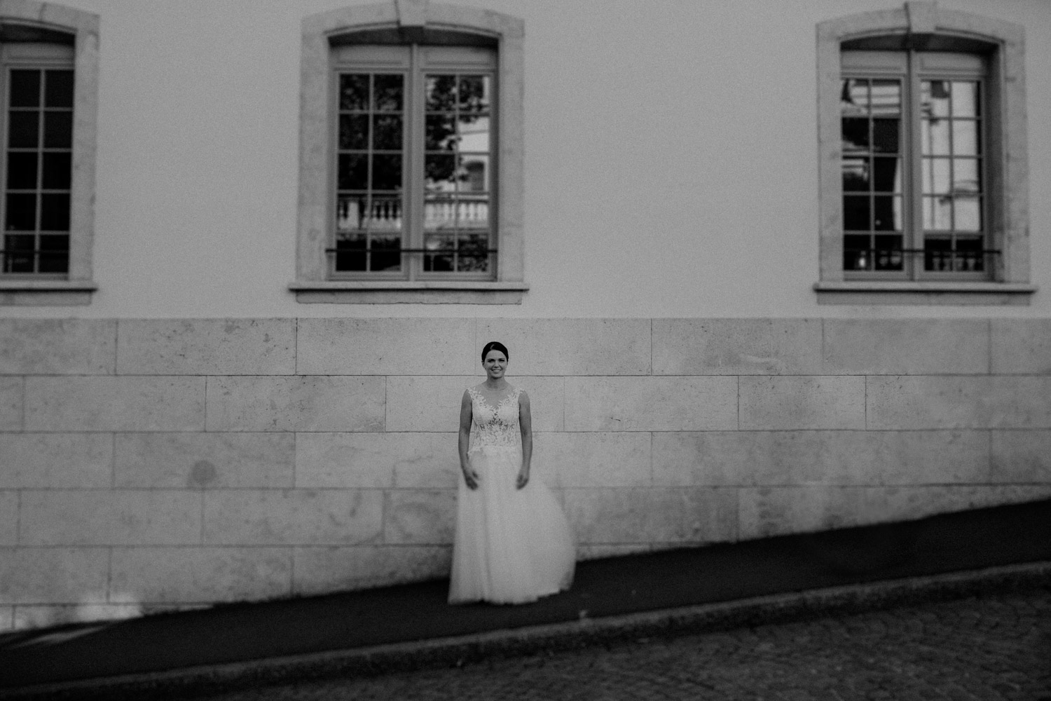 Hochzeitsfotograf in der St.Ursen-Kathedrale Solothurn Schweiz freie Trauung Altstadt natürliche Hochzeitsfotografie Getting Ready Hotel La Couronne Braut Portrait