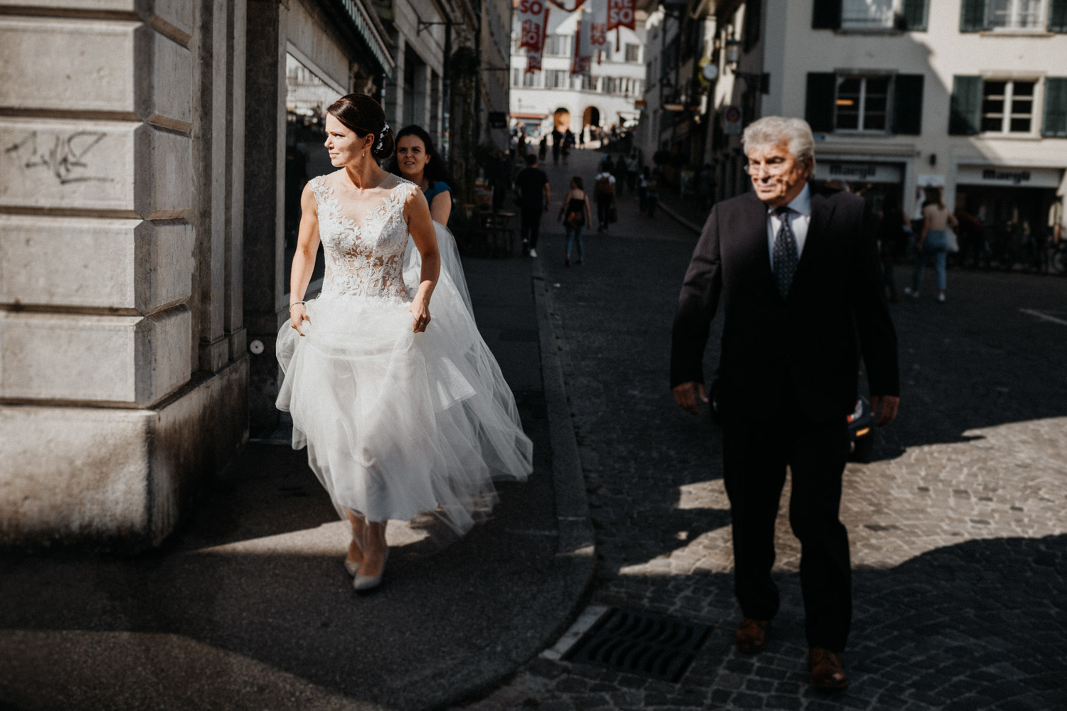 Hochzeitsfotograf in der St.Ursen-Kathedrale Solothurn Schweiz freie Trauung Altstadt natürliche Hochzeitsfotografie Braut Brautvater