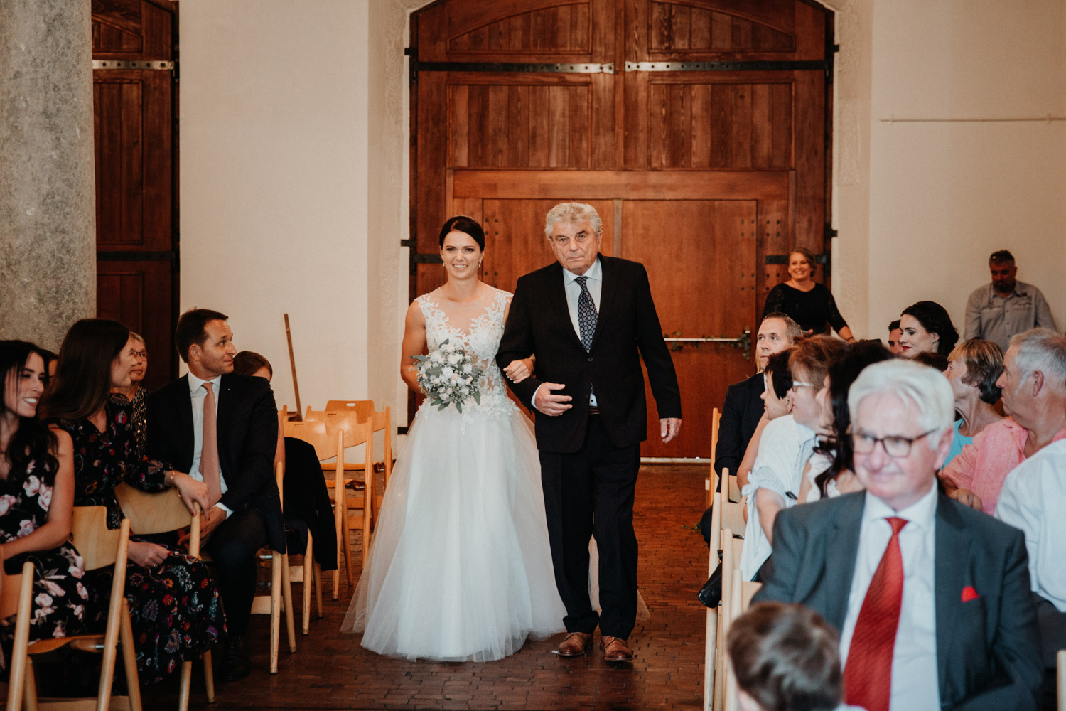 Hochzeitsfotograf in der St.Ursen-Kathedrale Solothurn Schweiz freie Trauung Altstadt natürliche Hochzeitsfotografie Säulensaal Landhaus Solothurn Einzug Braut Brautvater