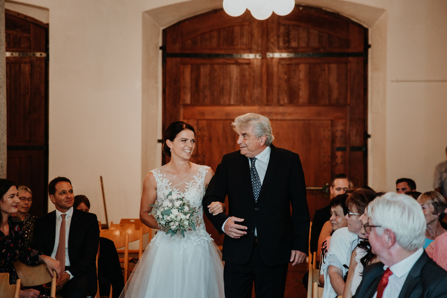 Hochzeitsfotograf in der St.Ursen-Kathedrale Solothurn Schweiz freie Trauung Altstadt natürliche Hochzeitsfotografie Säulensaal Landhaus Solothurn Einzug Braut