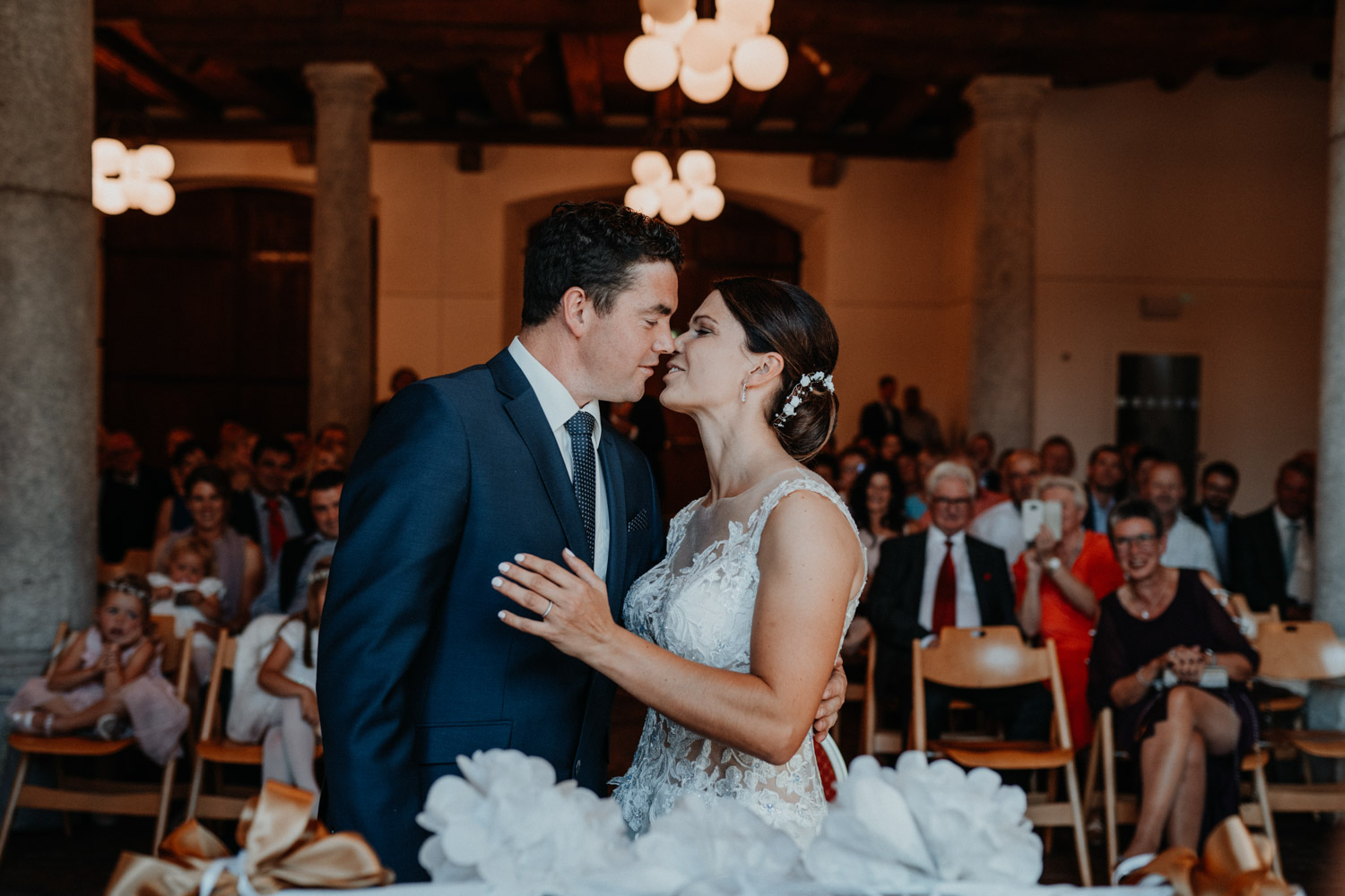 Hochzeitsfotograf in der St.Ursen-Kathedrale Solothurn Schweiz freie Trauung Altstadt natürliche Hochzeitsfotografie Säulensaal Landhaus Solothurn