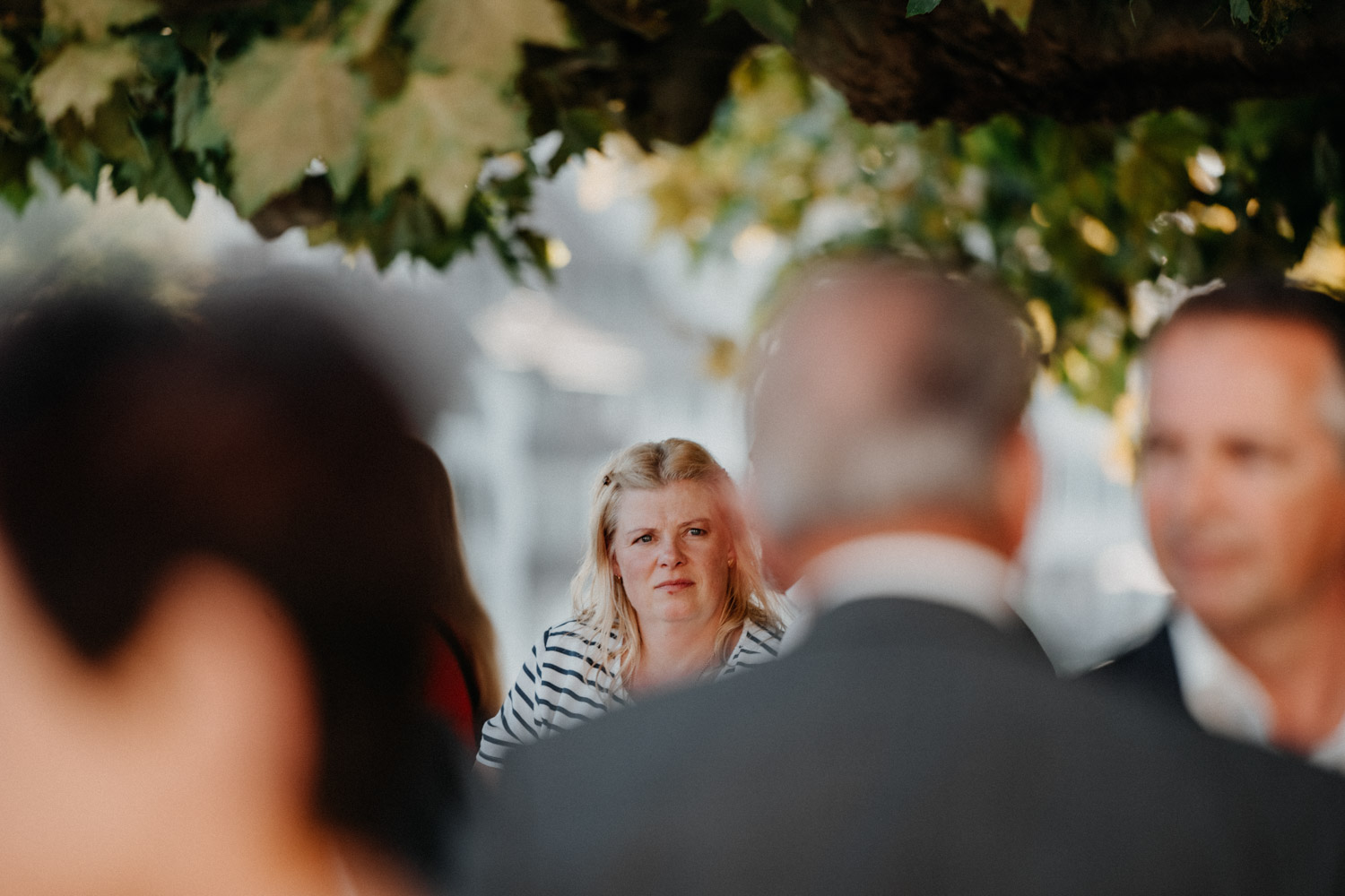 Hochzeitsfotograf in der St.Ursen-Kathedrale Solothurn Schweiz freie Trauung Altstadt natürliche Hochzeitsfotografie Säulensaal Landhaus Solothurn Apéro