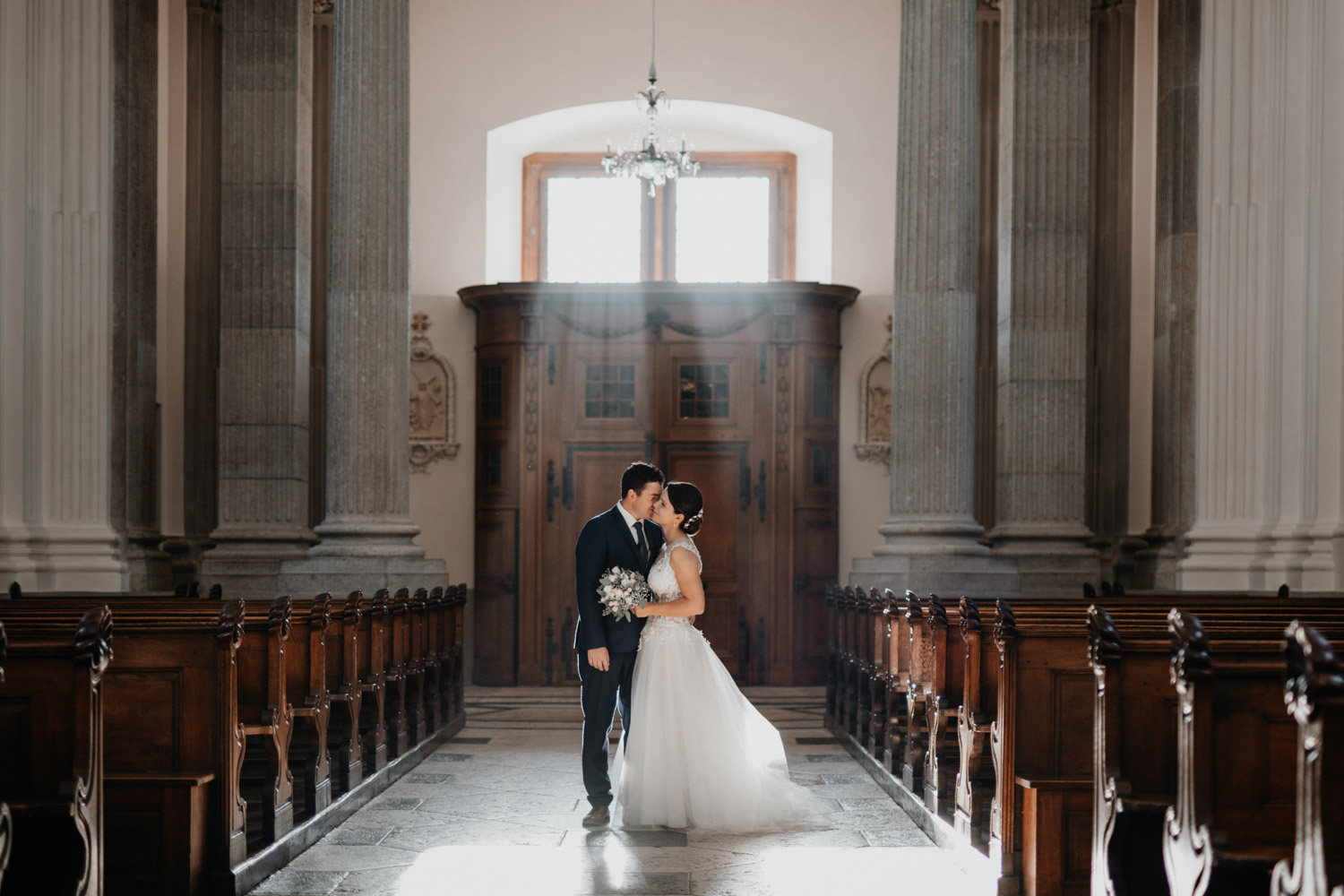 Hochzeitsfotograf in der St.Ursen-Kathedrale Solothurn Schweiz freie Trauung Altstadt natürliche Hochzeitsfotografie Brautpaarshooting ungestellt