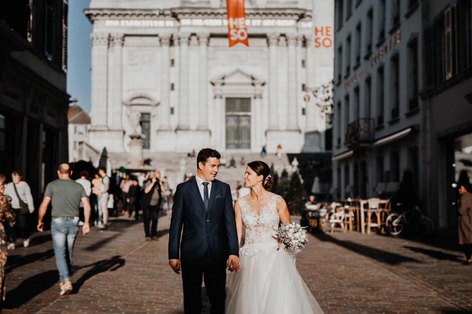 Hochzeitsfotograf in der St.Ursen-Kathedrale Solothurn Schweiz freie Trauung Altstadt natürliche Hochzeitsfotografie Brautpaarshooting ungestellt