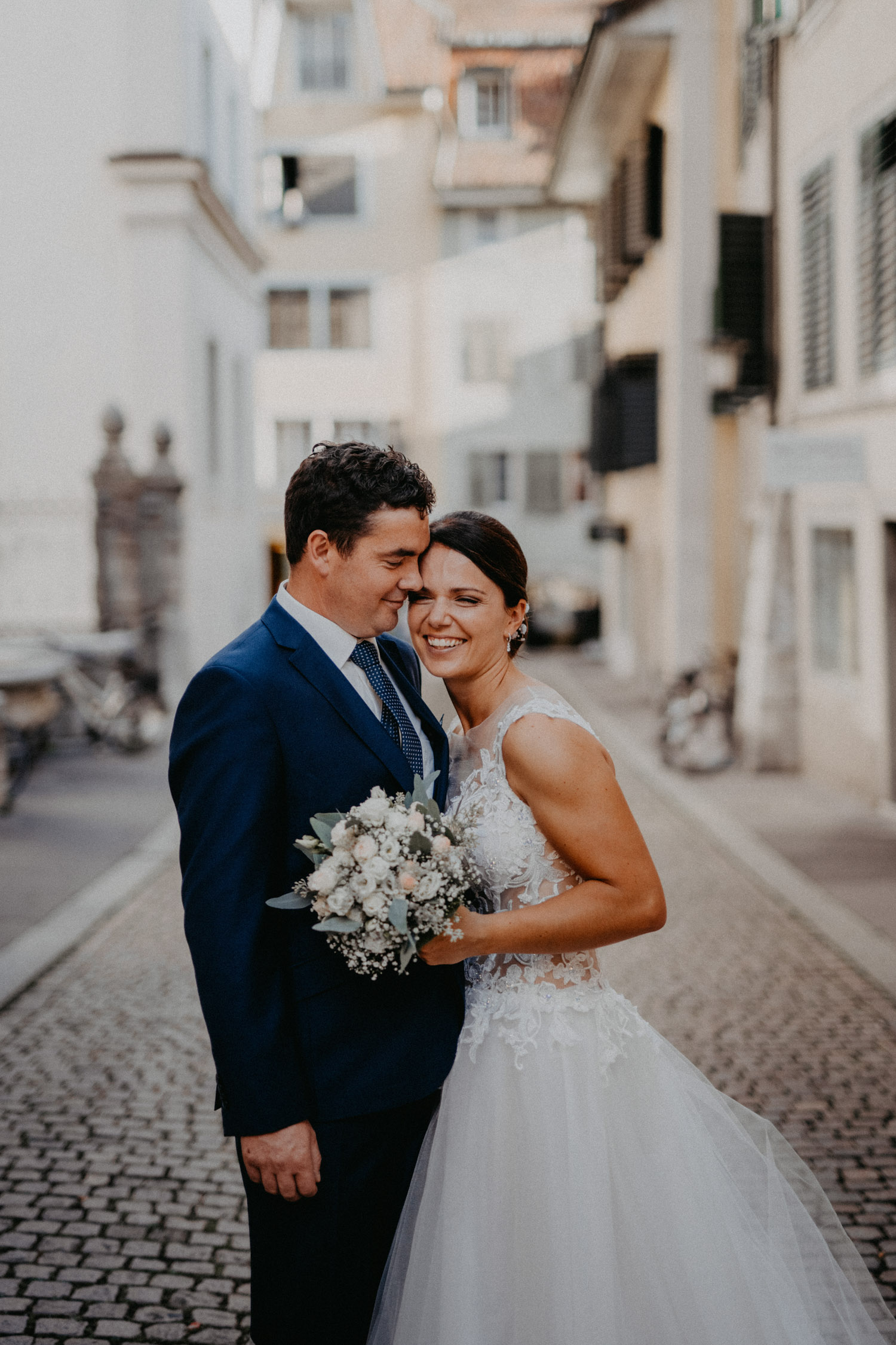 Hochzeitsfotograf in der St.Ursen-Kathedrale Solothurn Schweiz freie Trauung Altstadt natürliche Hochzeitsfotografie Brautpaarshooting ungestellt