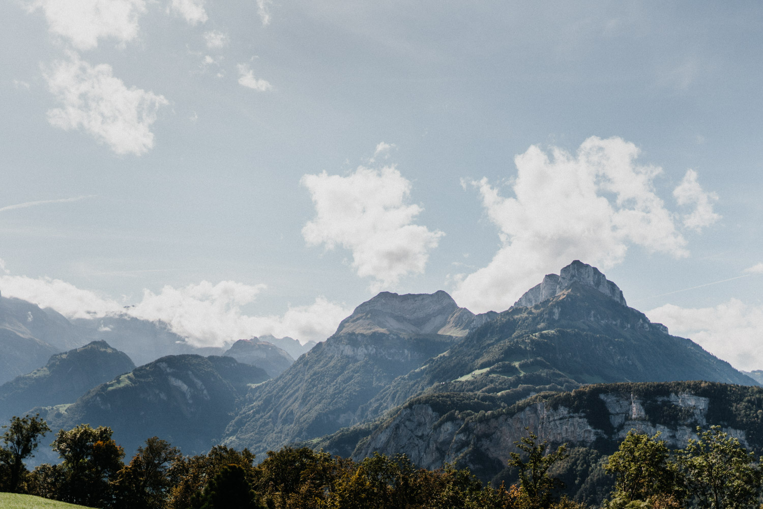 Hochzeitsfotograf in der Marienkapelle in Morschach Schweiz Hochzeitsfotografin kirchliche Trauung Schweizer Berge Alpen natürliche Hochzeitsfotografie