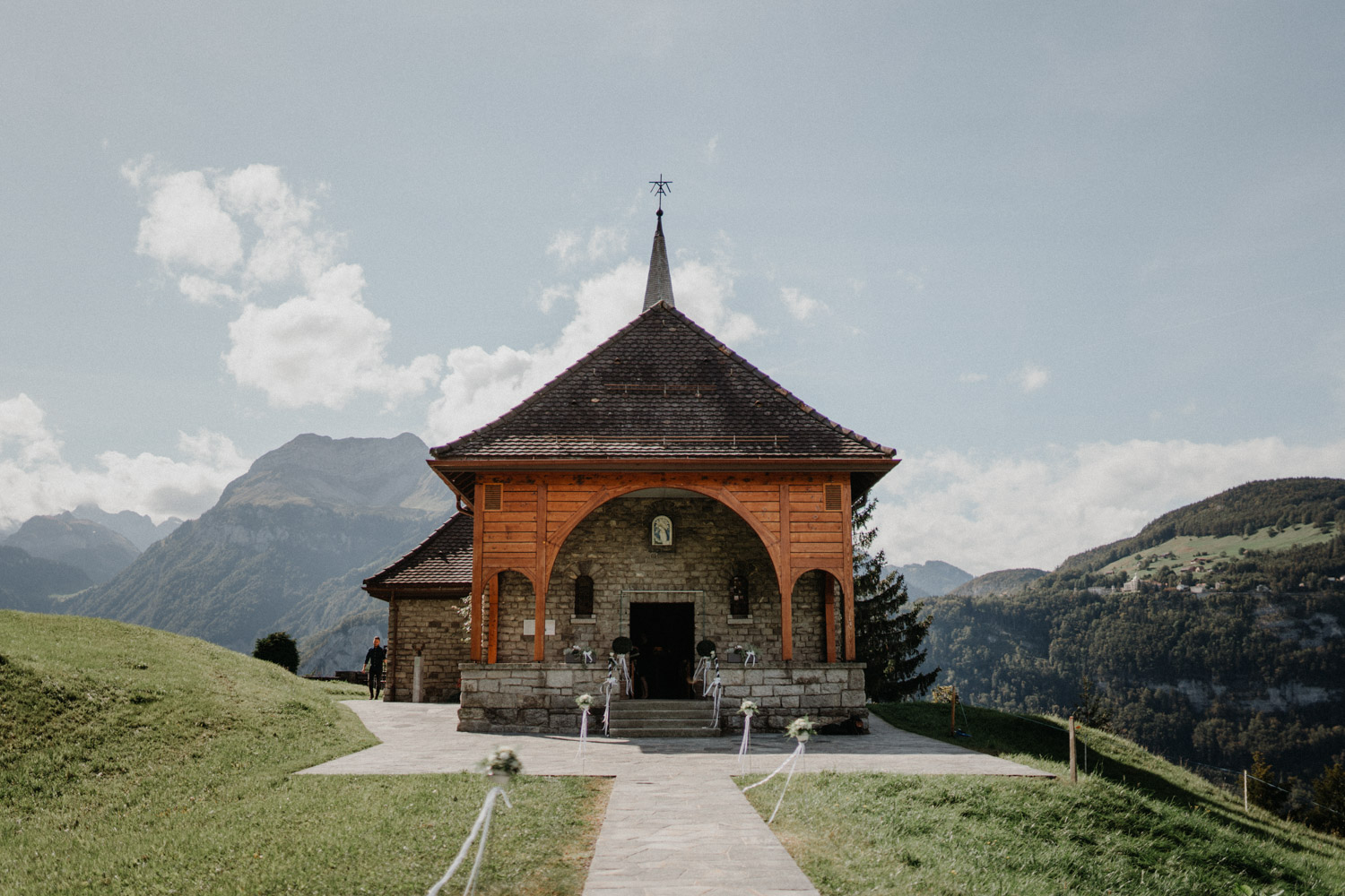 Hochzeitsfotograf in der Marienkapelle in Morschach Schweiz Hochzeitsfotografin kirchliche Trauung Schweizer Berge Alpen natürliche Hochzeitsfotografie