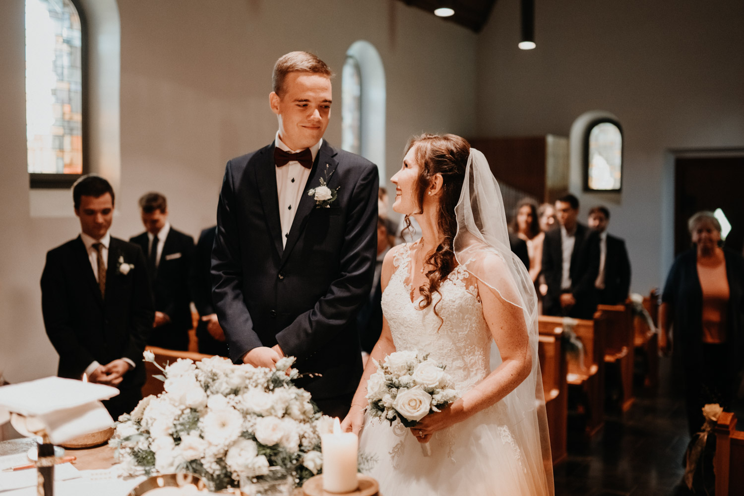 Hochzeitsfotograf in der Marienkapelle in Morschach Schweiz Hochzeitsfotografin kirchliche Trauung Schweizer Berge Alpen natürliche Hochzeitsfotografie Braut und Bräutigam am Altar