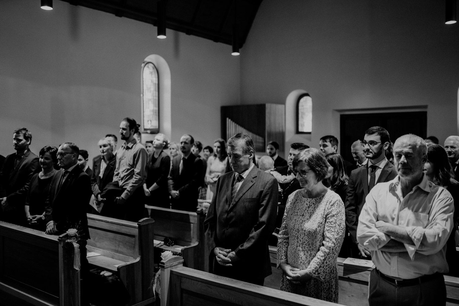 Hochzeitsfotograf in der Marienkapelle in Morschach Schweiz Hochzeitsfotografin kirchliche Trauung Schweizer Berge Alpen natürliche Hochzeitsfotografie Kirche