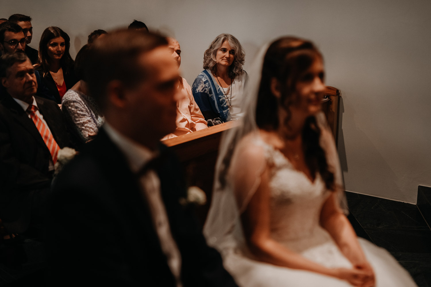 Hochzeitsfotograf in der Marienkapelle in Morschach Schweiz Hochzeitsfotografin kirchliche Trauung Schweizer Berge Alpen natürliche Hochzeitsfotografie