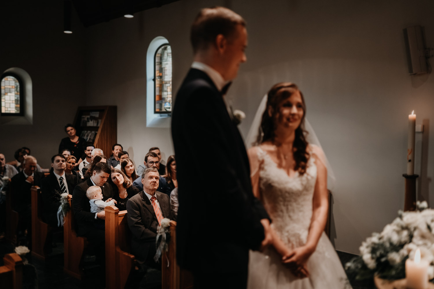 Hochzeitsfotograf in der Marienkapelle in Morschach Schweiz Hochzeitsfotografin kirchliche Trauung Schweizer Berge Alpen natürliche Hochzeitsfotografie