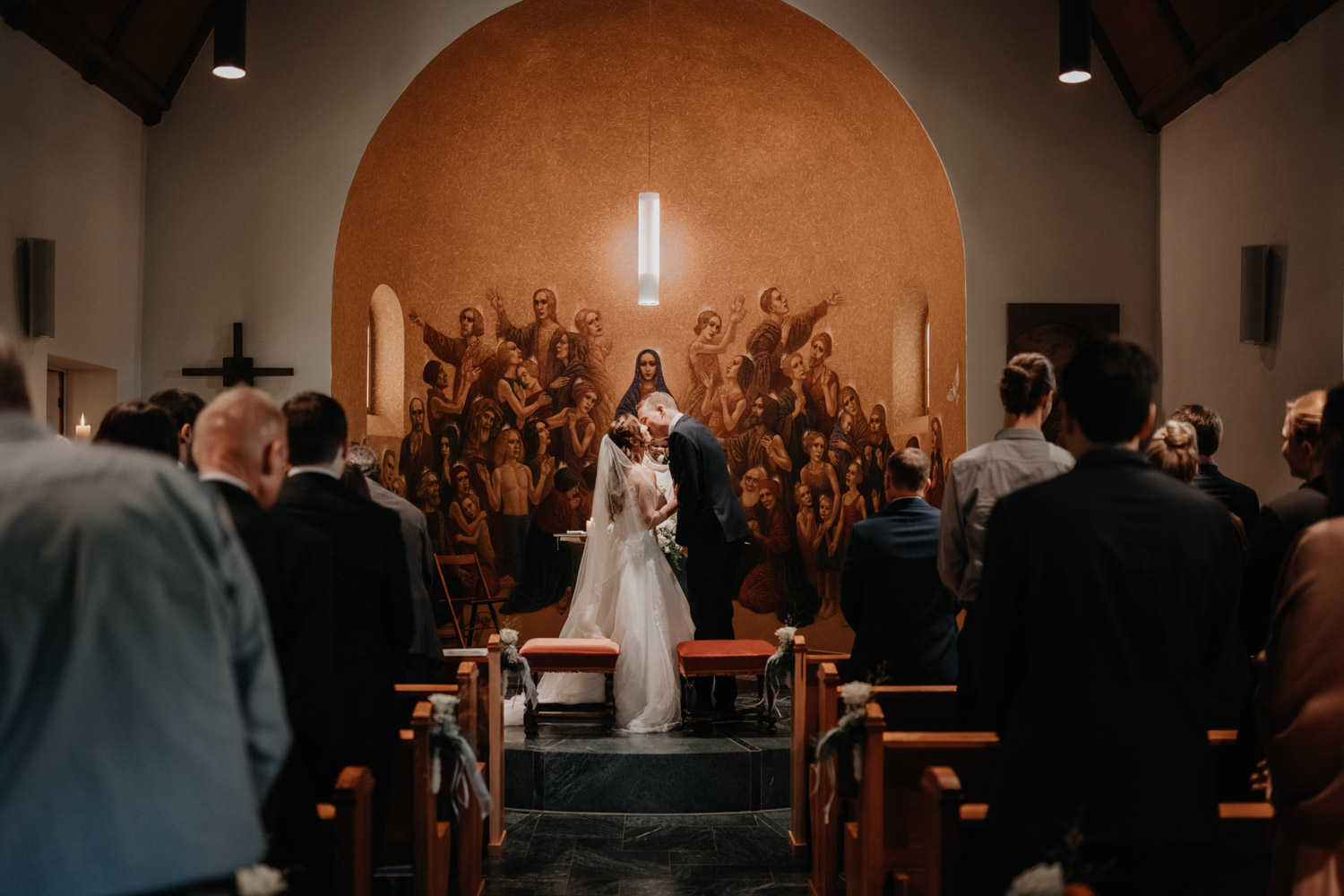 Hochzeitsfotograf in der Marienkapelle in Morschach Schweiz Hochzeitsfotografin kirchliche Trauung Schweizer Berge Alpen natürliche Hochzeitsfotografie Kuss