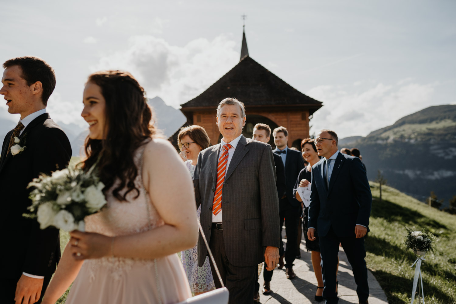 Hochzeitsfotograf in der Marienkapelle in Morschach Schweiz Hochzeitsfotografin kirchliche Trauung Schweizer Berge Alpen natürliche Hochzeitsfotografie Gäste