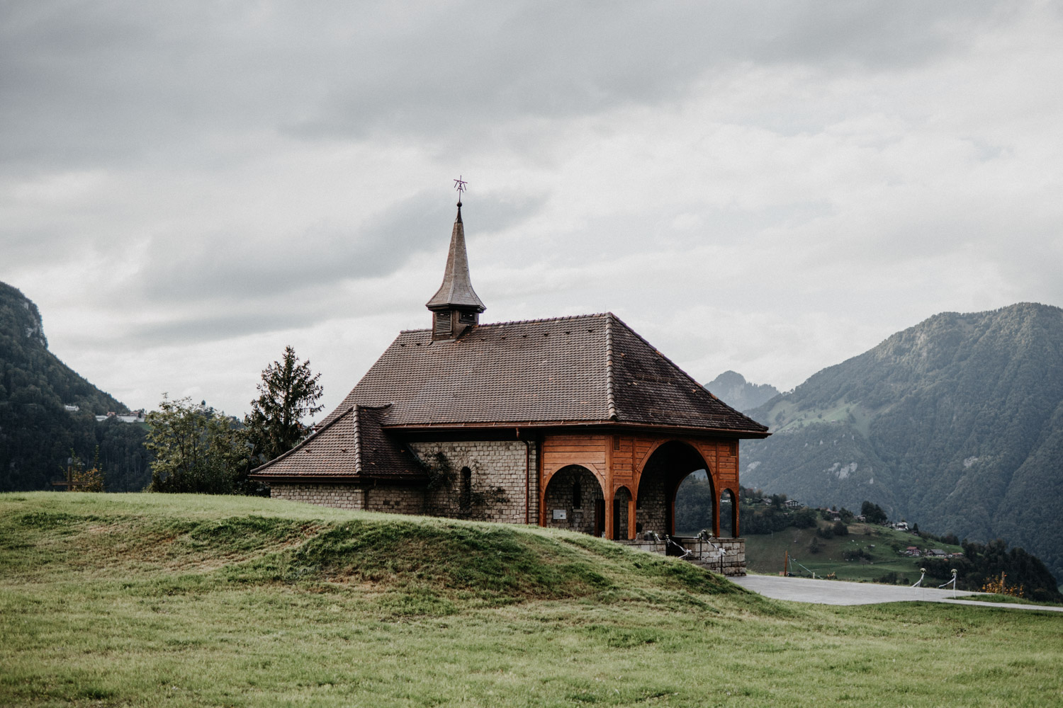 Hochzeitsfotograf in der Marienkapelle in Morschach Schweiz Hochzeitsfotografin kirchliche Trauung Schweizer Berge Alpen natürliche Hochzeitsfotografie