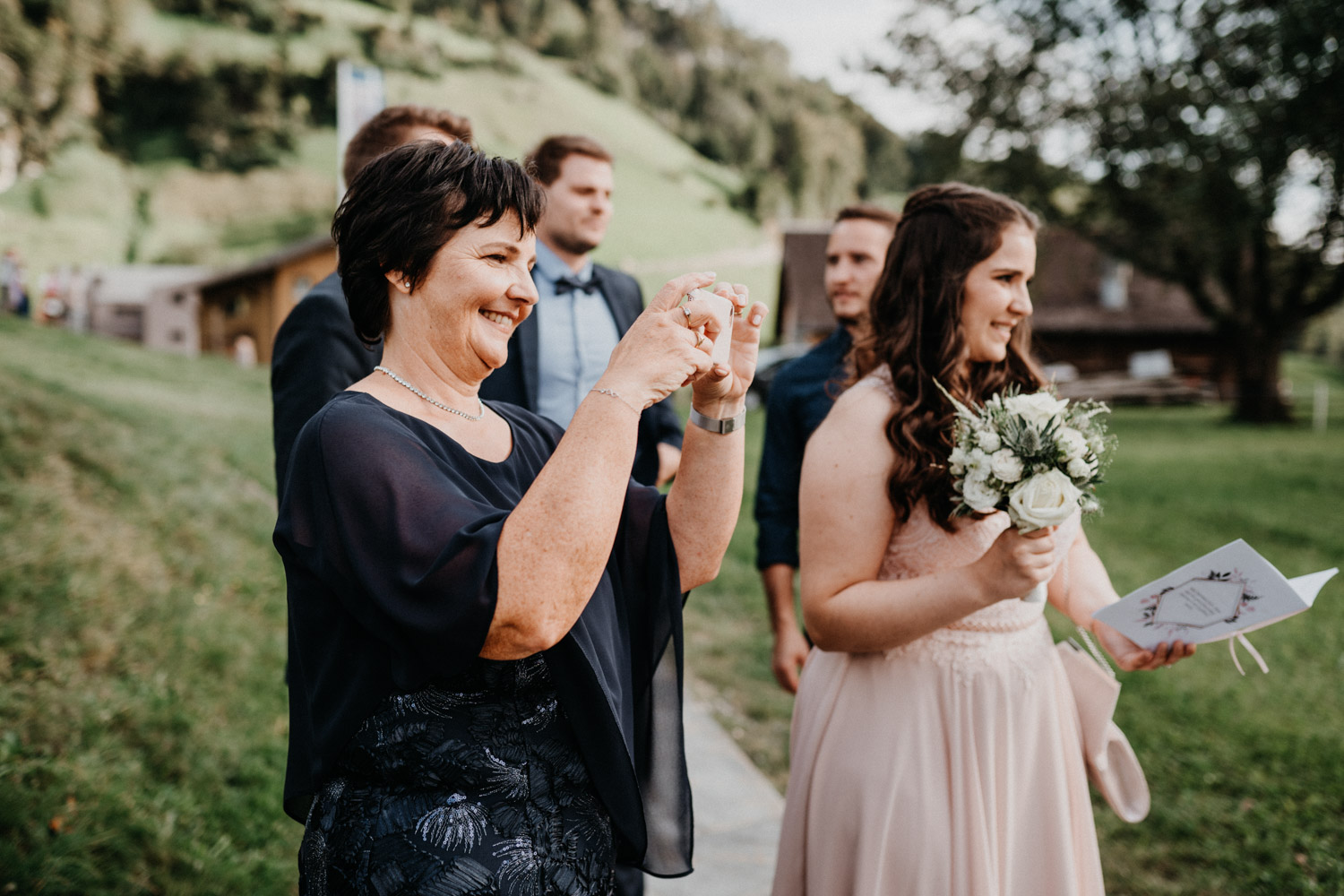 Hochzeitsfotograf in der Marienkapelle in Morschach Schweiz Hochzeitsfotografin kirchliche Trauung Schweizer Berge Alpen natürliche Hochzeitsfotografie Brautmutter Trauzeugin