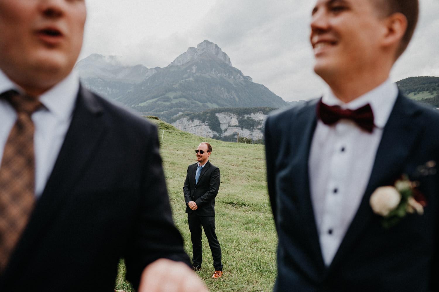 Hochzeitsfotograf in der Marienkapelle in Morschach Schweiz Hochzeitsfotografin kirchliche Trauung Schweizer Berge Alpen natürliche Hochzeitsfotografie