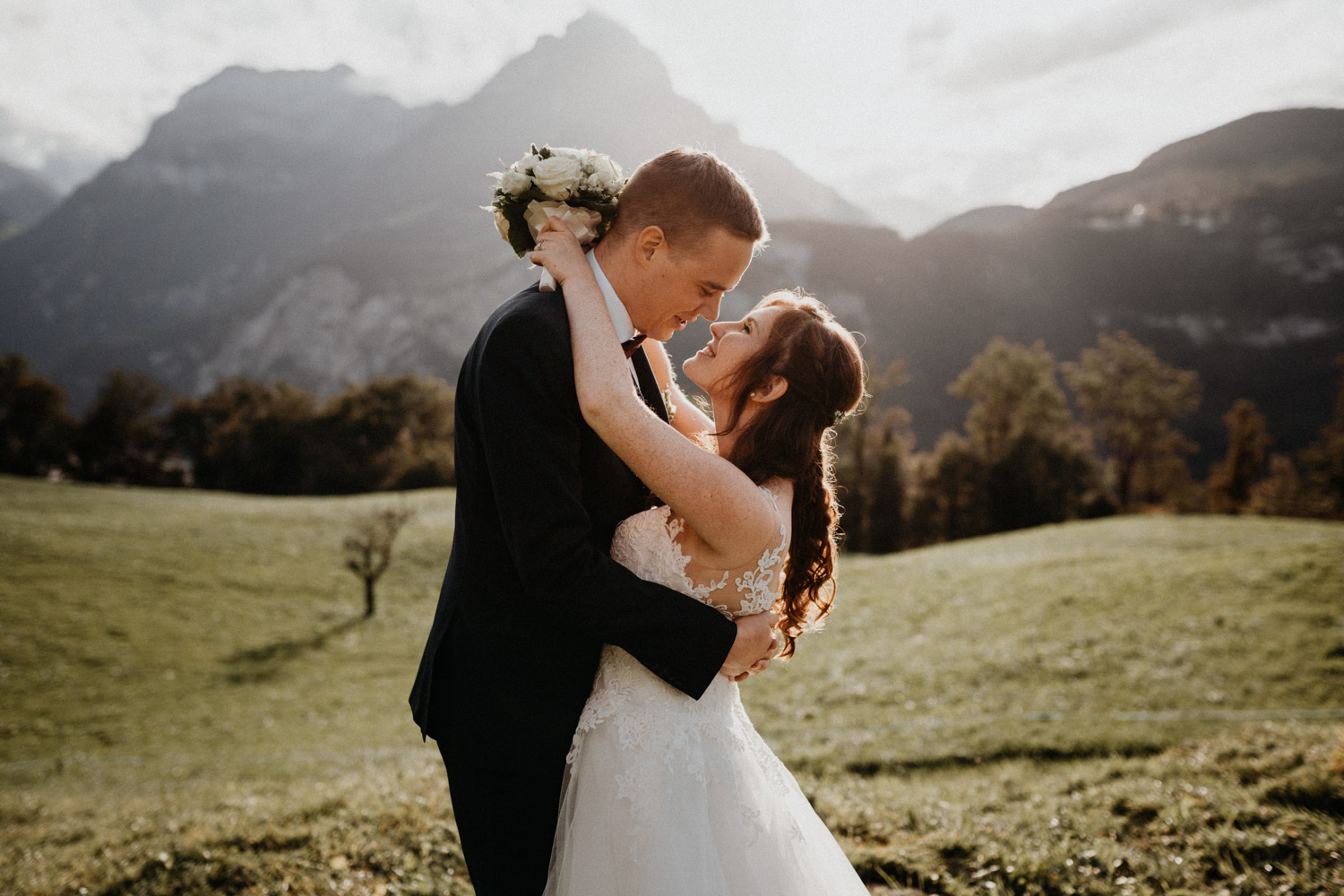 Hochzeitsfotograf in der Marienkapelle in Morschach Schweiz Hochzeitsfotografin kirchliche Trauung Schweizer Berge Alpen natürliche Hochzeitsfotografie Brautpaarshooting in den Bergen natürliche ungestellte Hochzeitsreportage