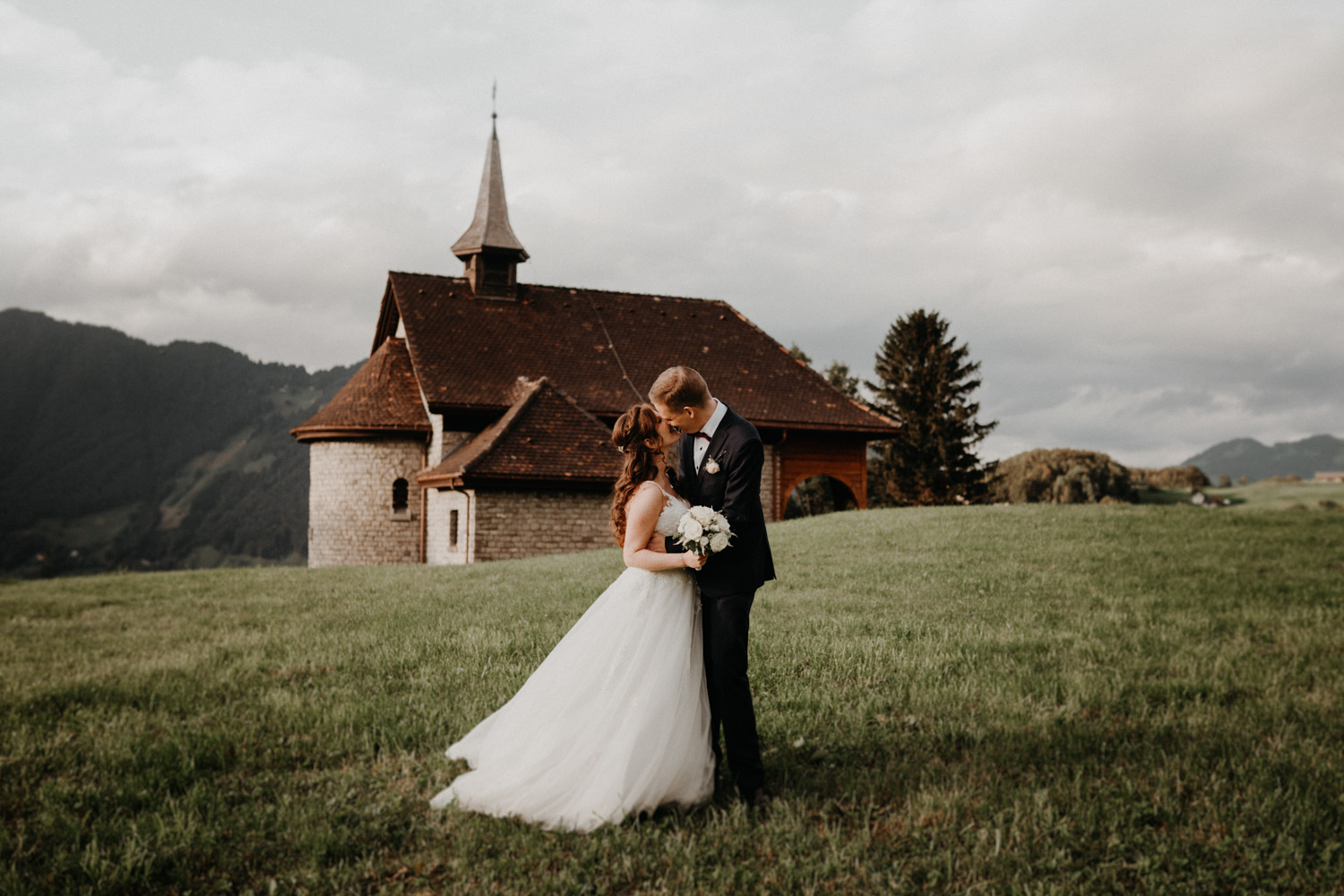 Hochzeitsfotograf in der Marienkapelle in Morschach Schweiz Hochzeitsfotografin kirchliche Trauung Schweizer Berge Alpen natürliche Hochzeitsfotografie Brautpaarshooting in den Bergen natürliche ungestellte Hochzeitsreportage