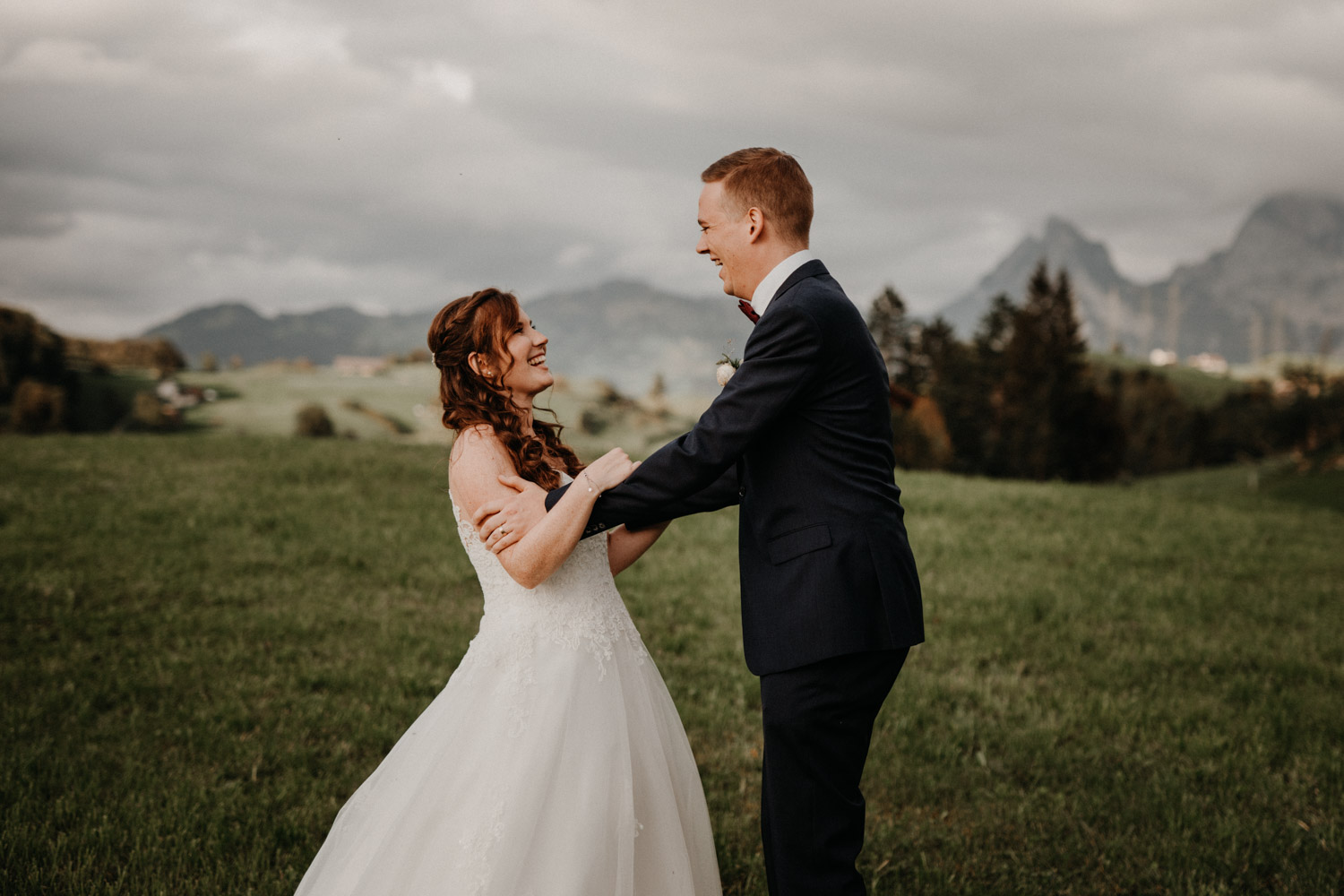 Hochzeitsfotograf in der Marienkapelle in Morschach Schweiz Hochzeitsfotografin kirchliche Trauung Schweizer Berge Alpen natürliche Hochzeitsfotografie Brautpaarshooting in den Bergen natürliche ungestellte Hochzeitsreportage