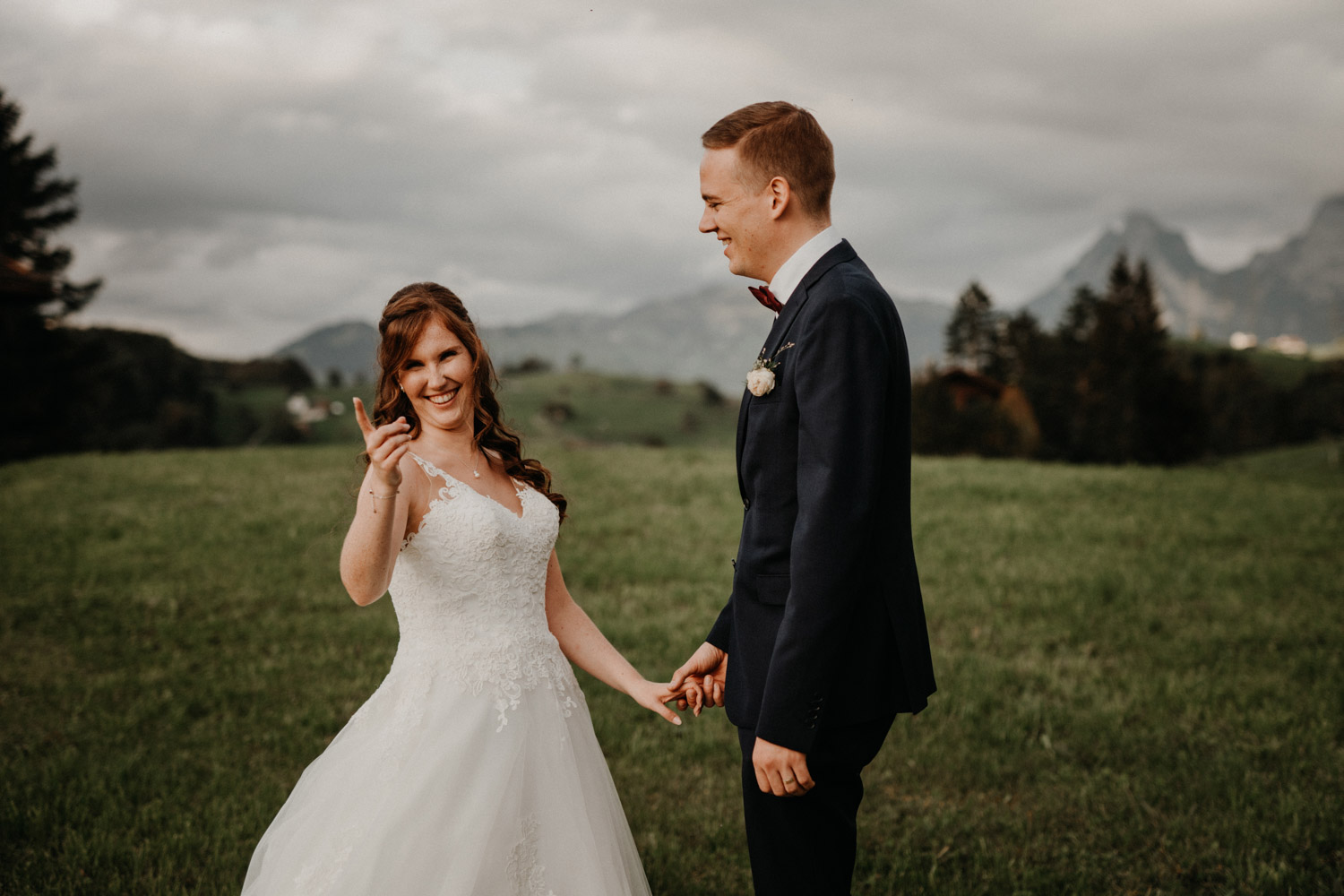 Hochzeitsfotograf in der Marienkapelle in Morschach Schweiz Hochzeitsfotografin kirchliche Trauung Schweizer Berge Alpen natürliche Hochzeitsfotografie Brautpaarshooting in den Bergen natürliche ungestellte Hochzeitsreportage