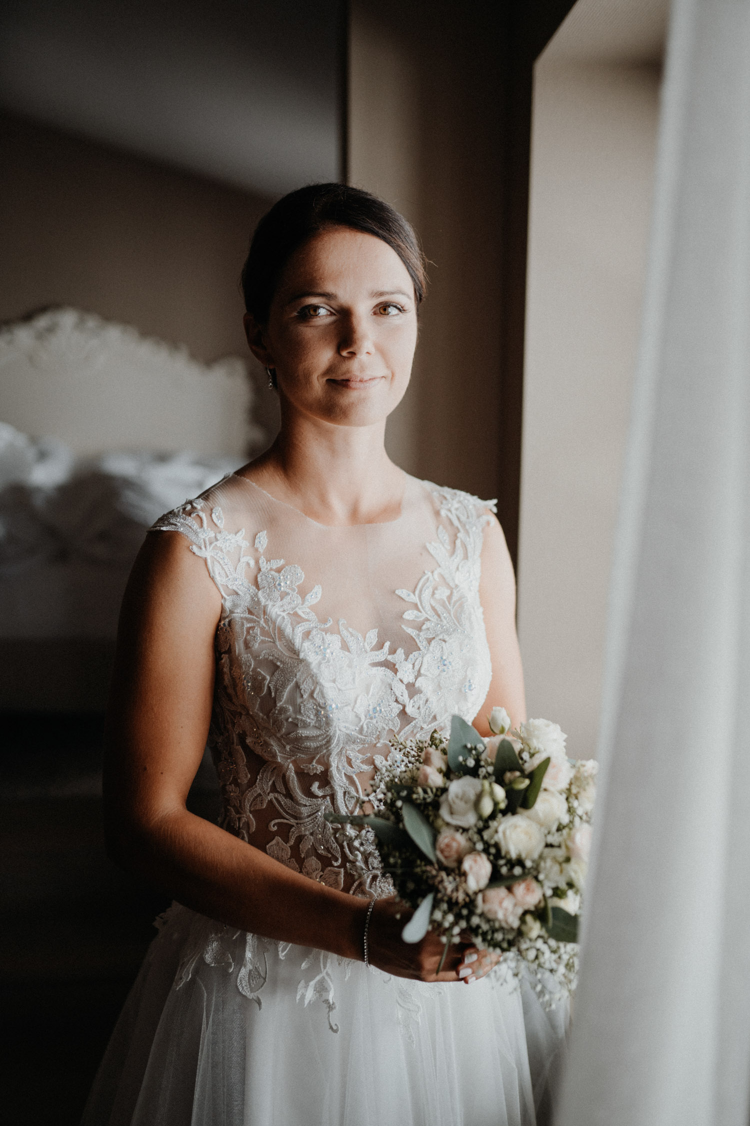 wedding photographer in St. Ursus Cathedral Solothurn Switzerland documentary style Swiss wedding photographer getting ready La Couronne bridal portrait