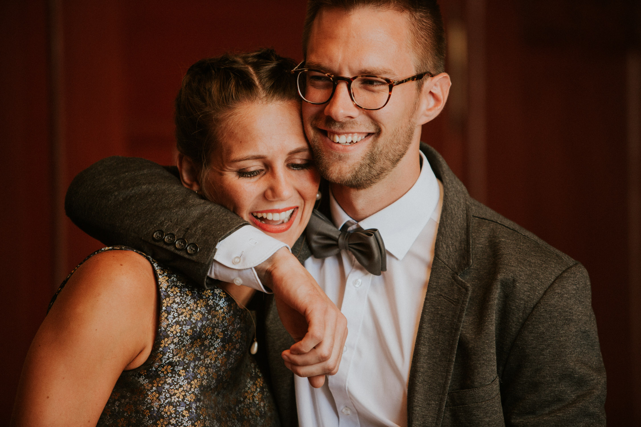 Paar heiratet im Standesamt Zürich und wird von einer Hochzeitsfotografin begleitet