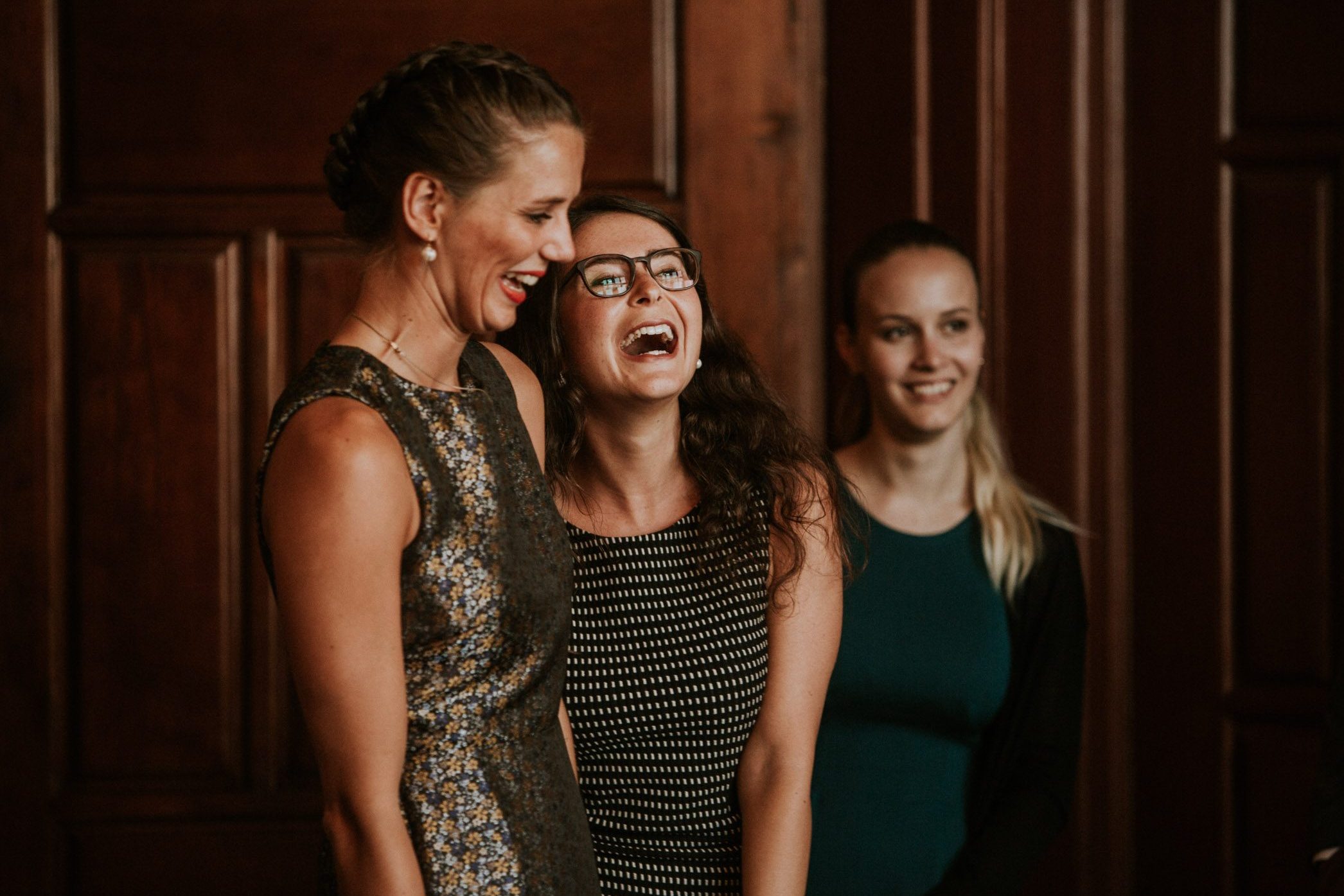 Braut und Freundin lachen bei einer standesamtlichen Trauung im Zivilstandesamt Zürich