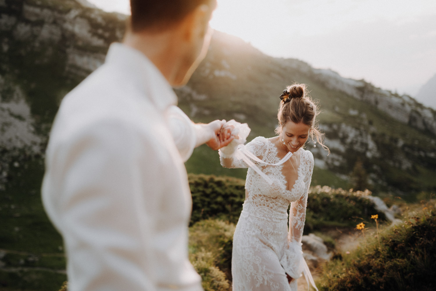 Hochzeitsfotografin Schweiz After Wedding Shooting in den Bergen in Uri auf der Alp Chäppeliberg Spilau Elopement mit Kühen Kuh an einem Bergsee